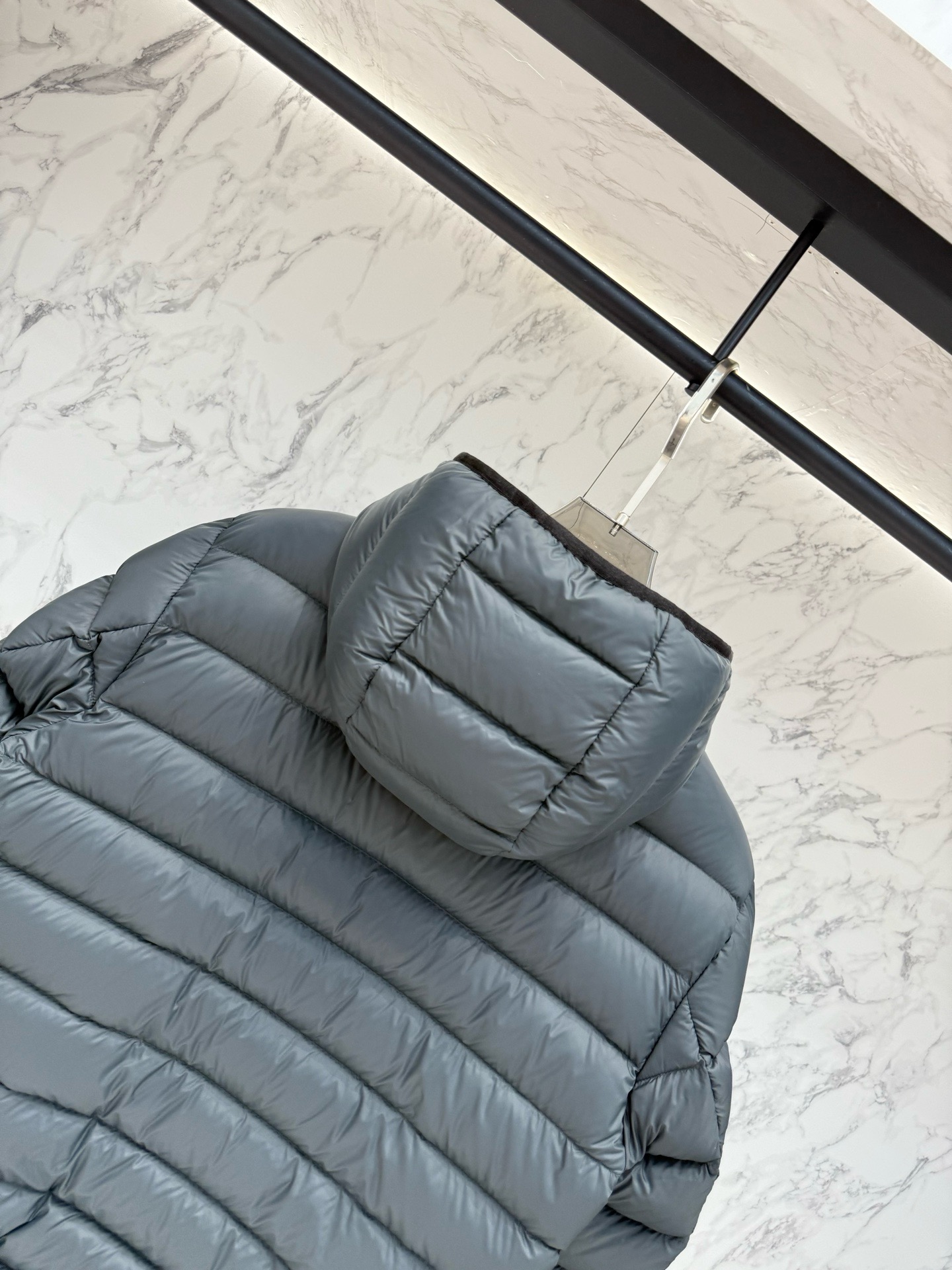 Пуховик мужской Moncler Hooded Short Down Jacket тёмно-синего цвета с капюшоном и натуральным пухом