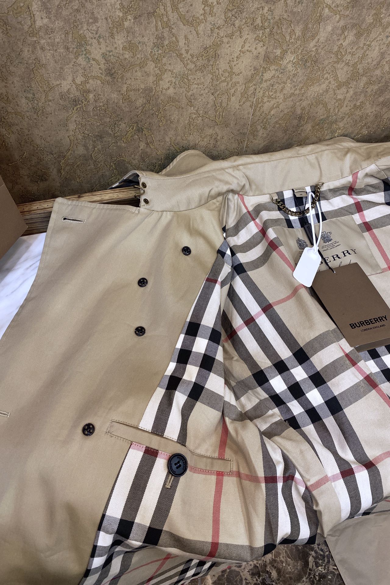 Тренч мужской в стиле Burberry укороченный бежевого цвета