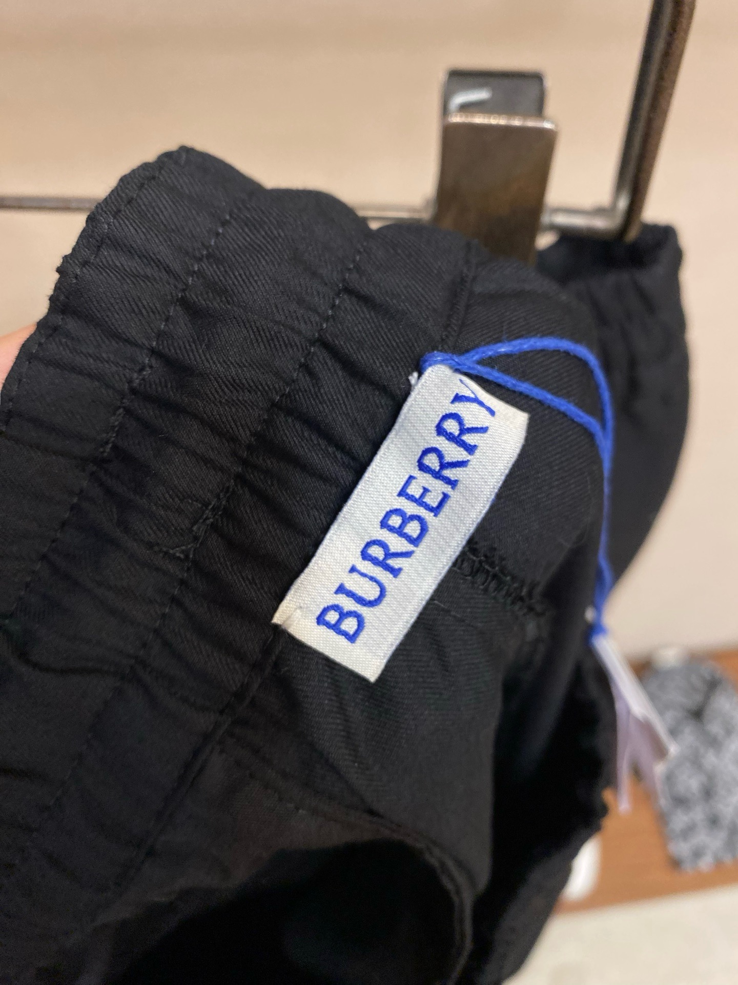 Брюки мужские Burberry  чёрного цвета свободного прямого кроя с металлическим логотипом