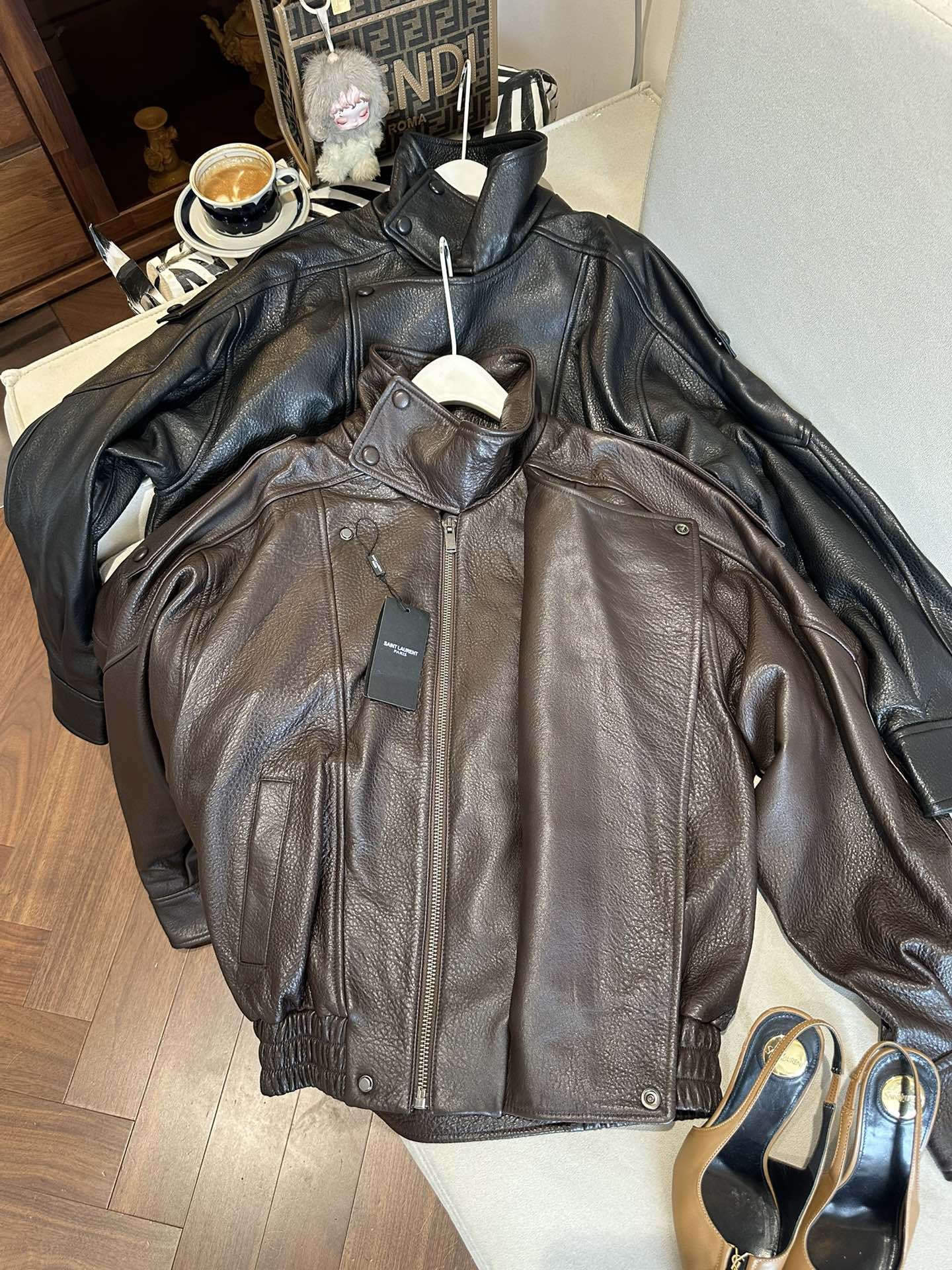 Куртки женские в стиле Saint Laurent из натуральной кожи коричневого и чёрного цвета укороченная с эластичным поясом