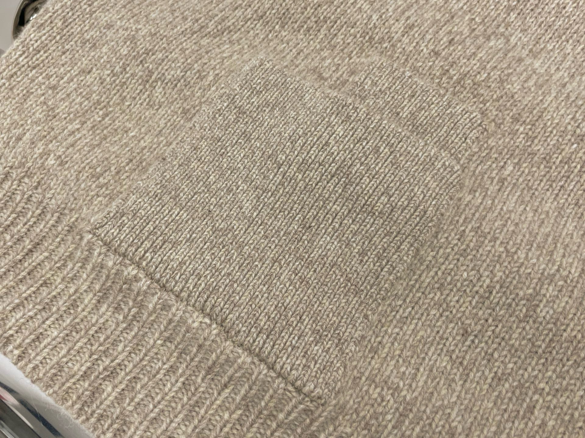 Свитер женский в стиле The Row из шерсти и кашемира бежевого цвета