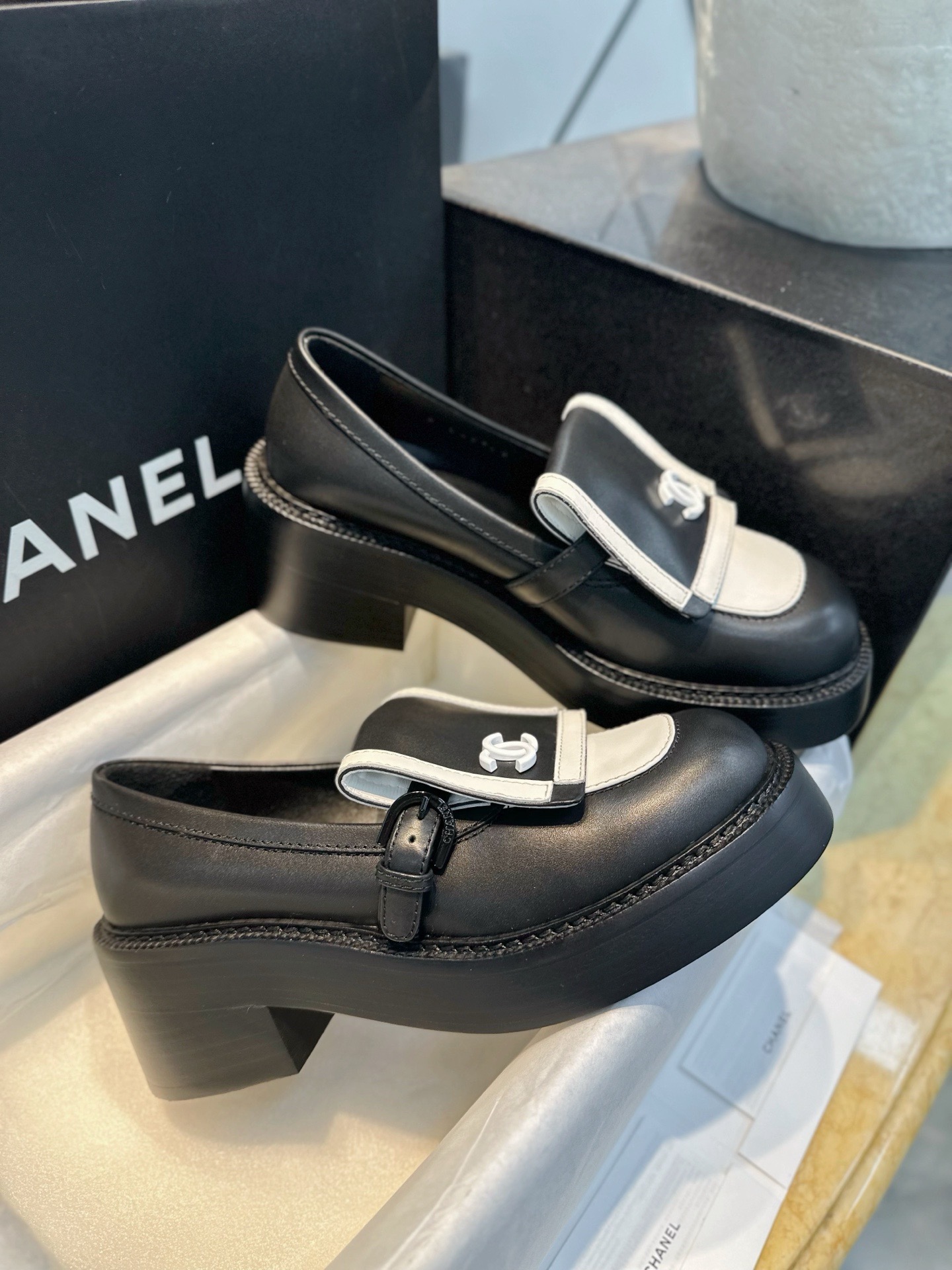 Лоферы женские Chanel 24B чёрно-белого цвета на утолщённой подошве