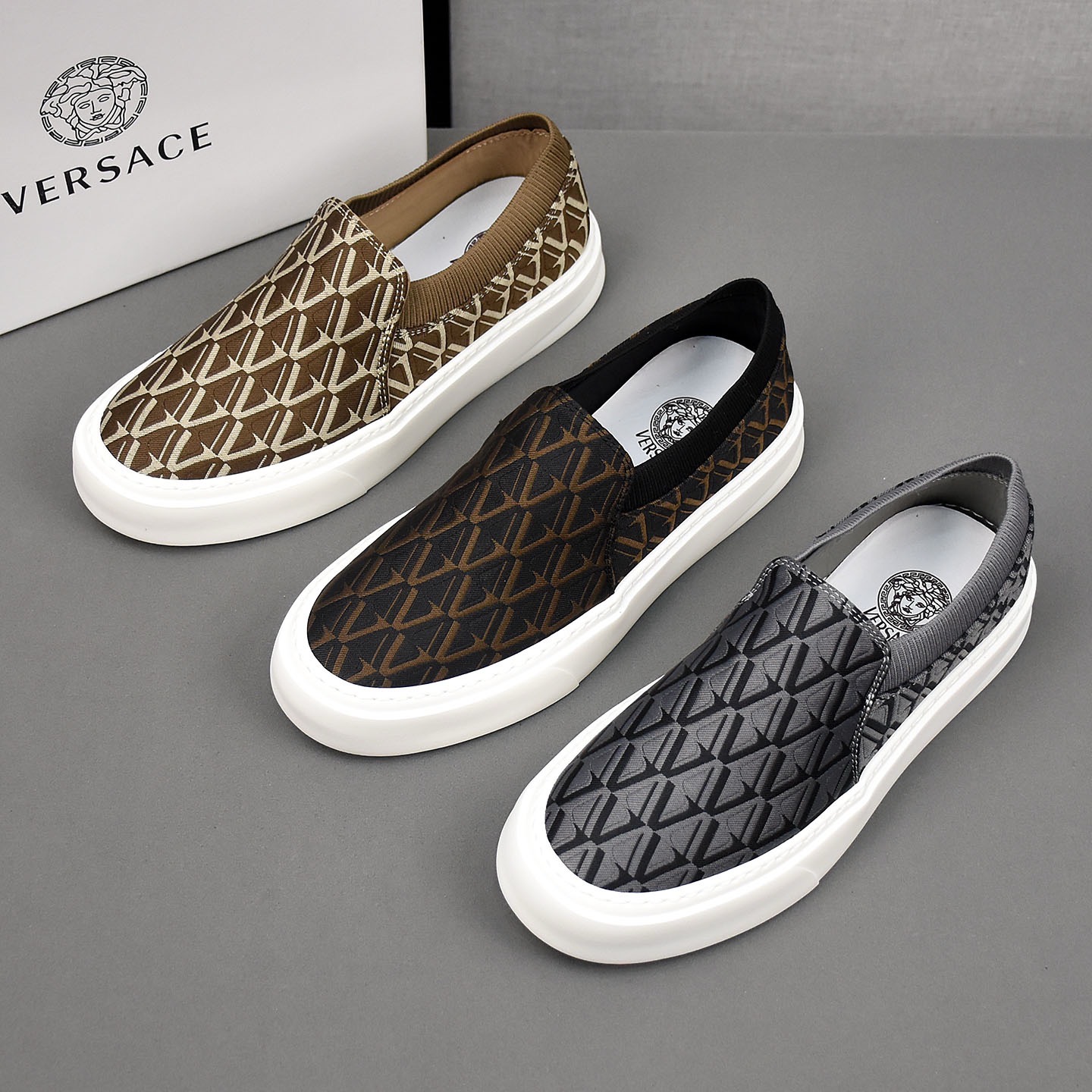 Слипоны мужские в стиле Versace с геометрическим узором чёрного цвета