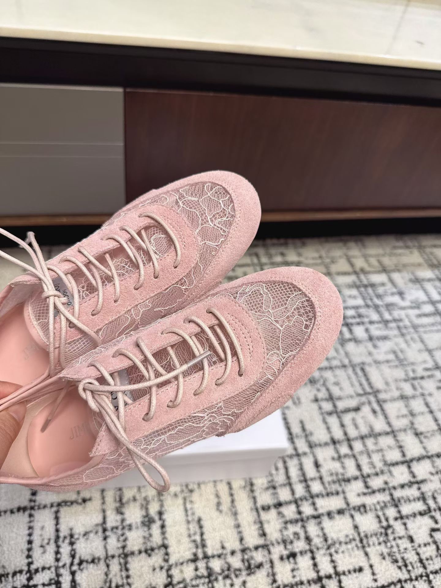 Кроссовки женские в стиле Jimmy Choo розового цвета