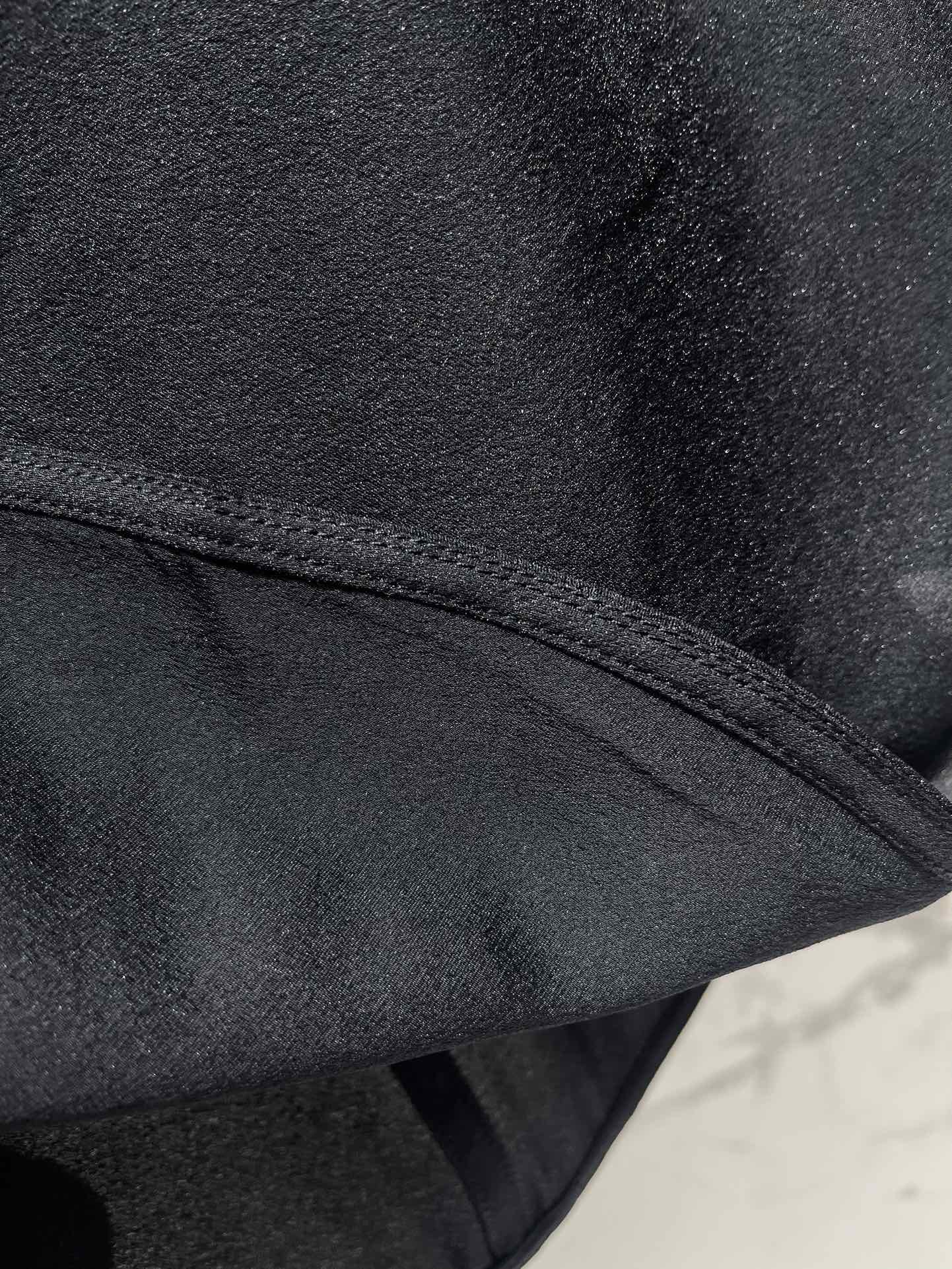 Блуза женская в стиле Balmain из гладкого текстиля черного цвета с драпированным воротником