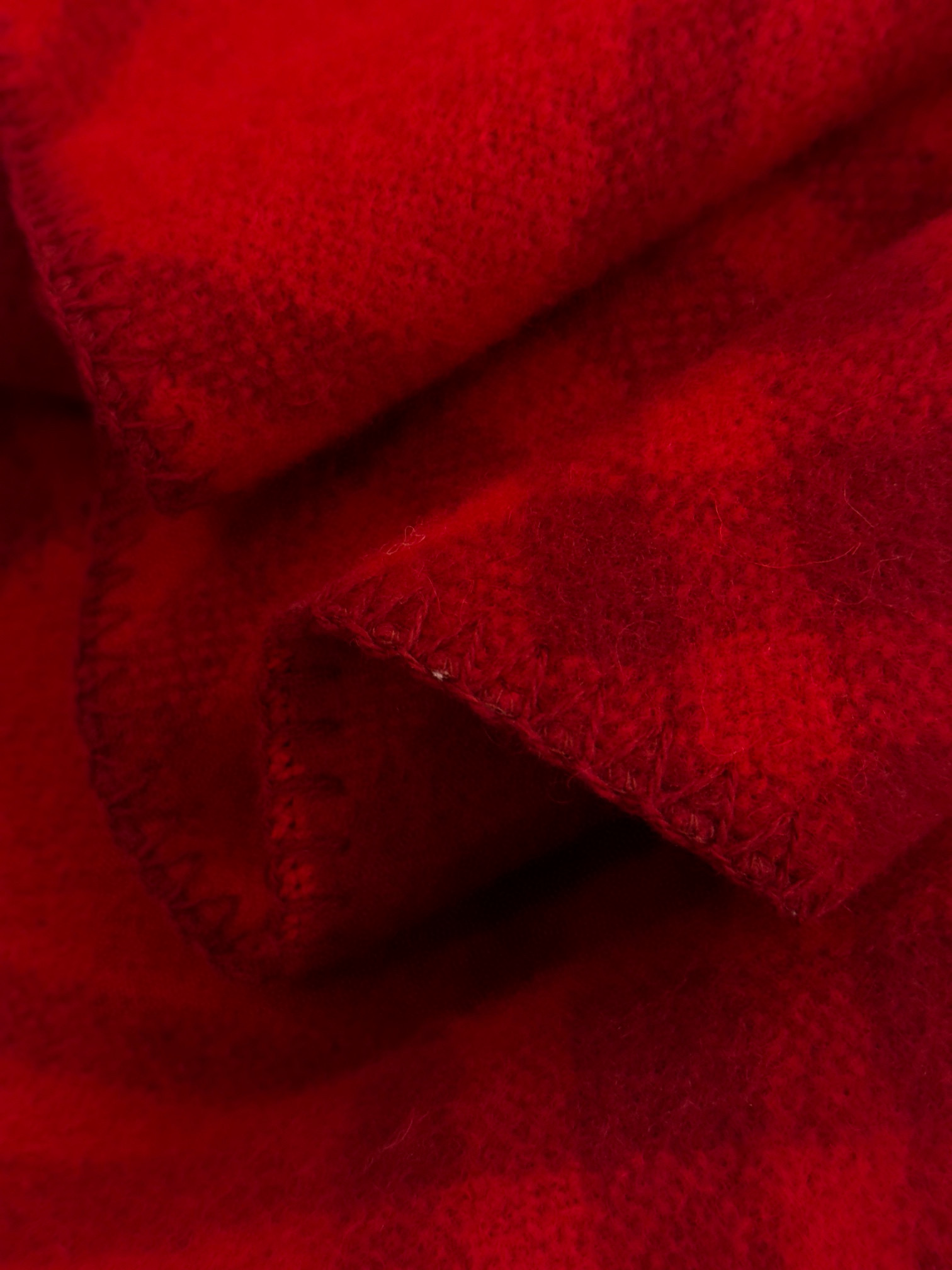 Шарф унисекс в стиле Burberry двусторонний из мягкой шерсти с диагональной клеткой красного  цвета