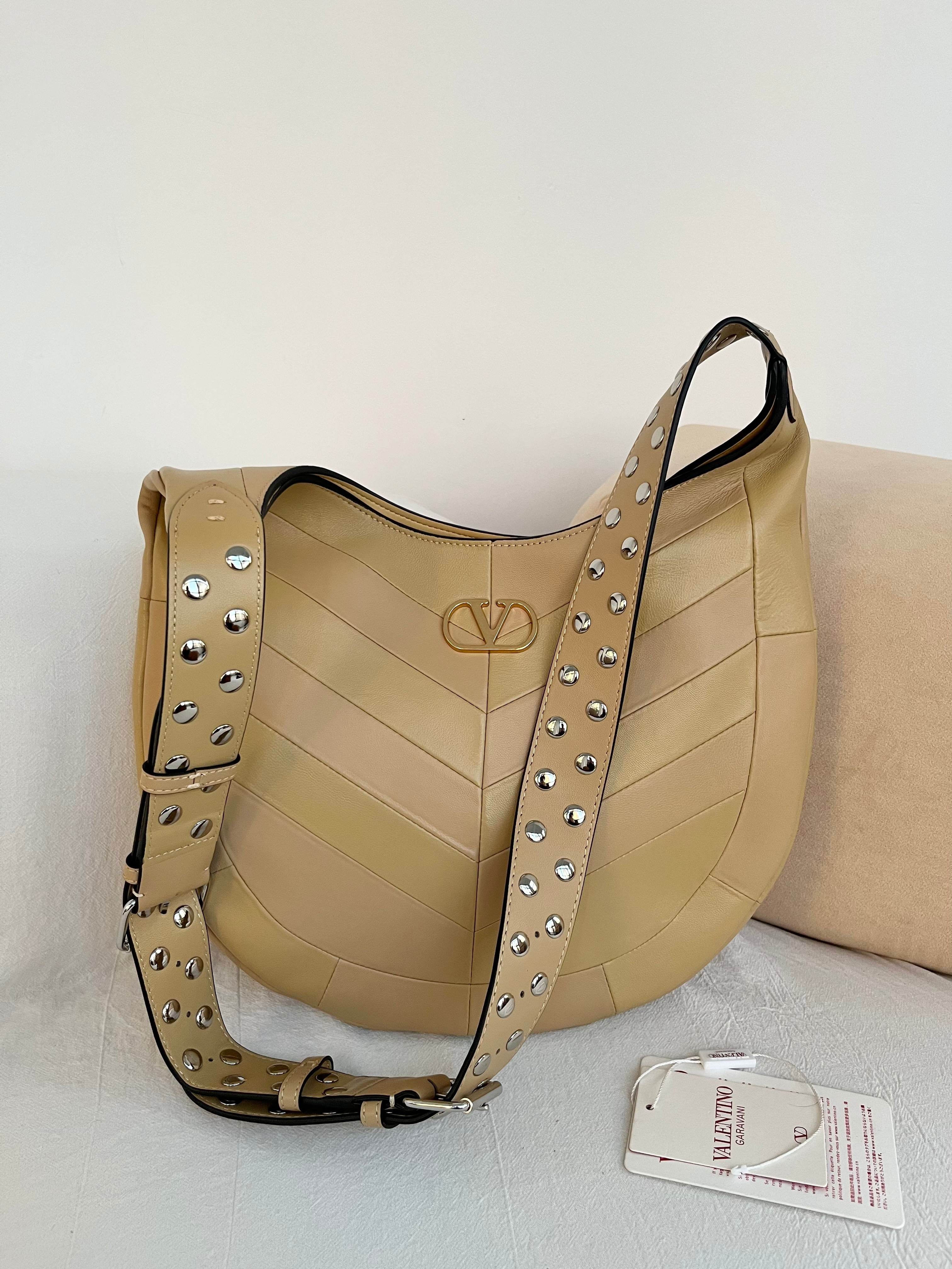 Сумка женская в стиле Valentino Garavani Hoboho Hobo карамельного цвета(35 cм)