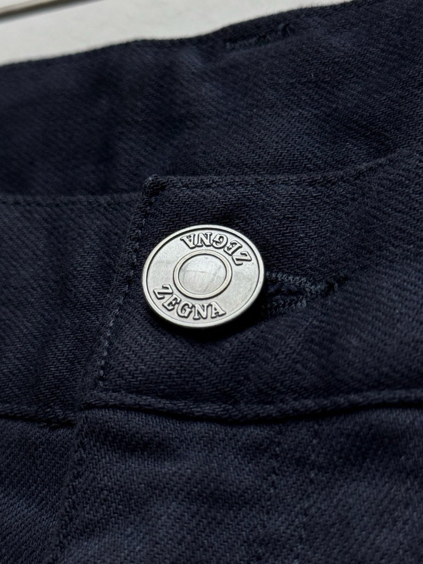 Джинсы мужские в стиле Zegna из хлопково-льняного денима тёмно-синего цвета с вышивкой логотипа