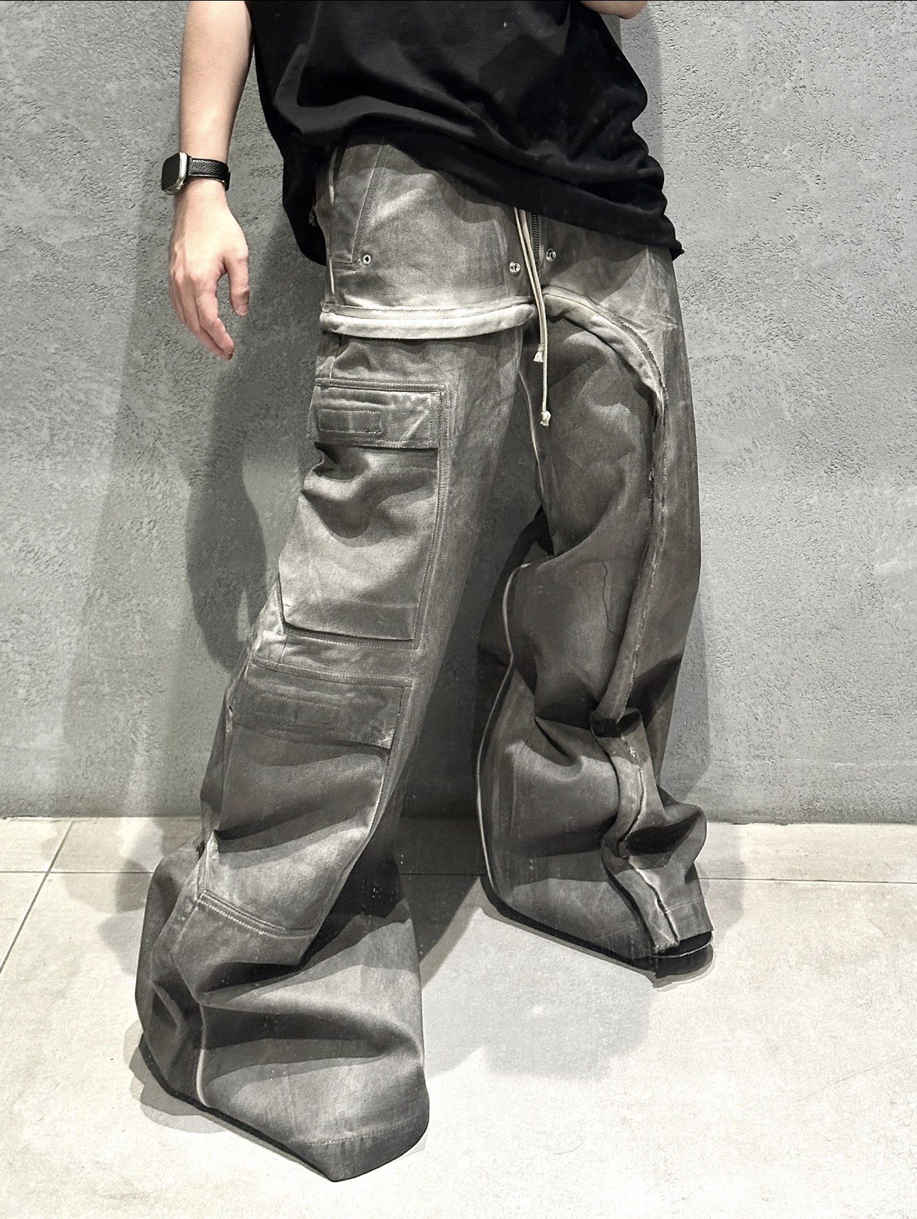 Брюки унисекс в стиле Rick Owens DRKSHDW Hollywood Imbalanced Double Cargo Jumbo Belas тёмно-графитового цвета 