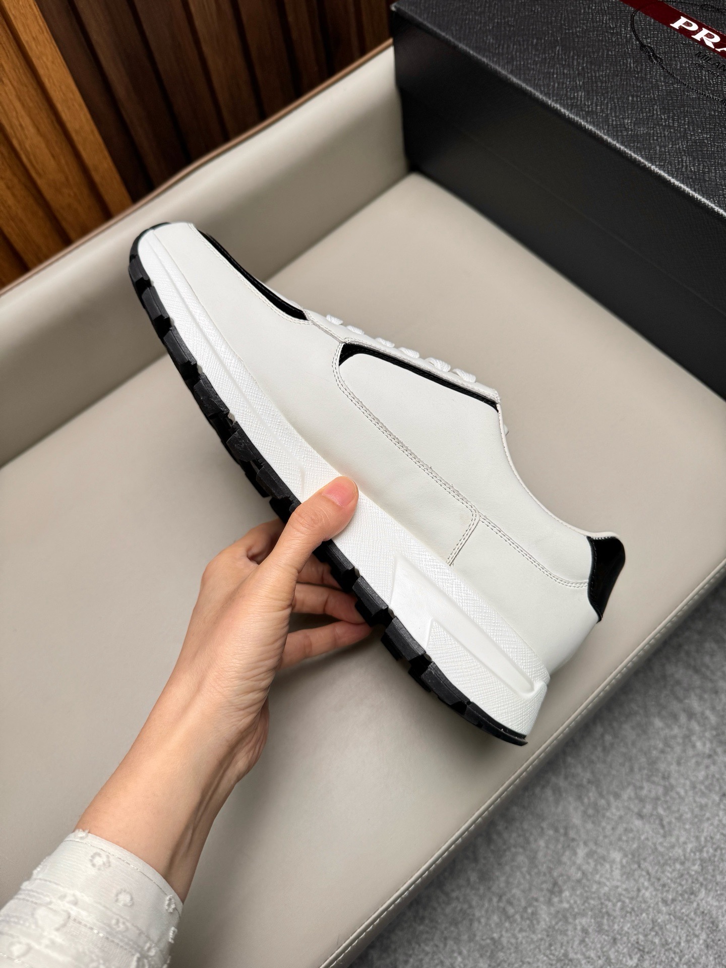 Кроссовки мужские в стиле Prada белого цвета с контрастной отделкой