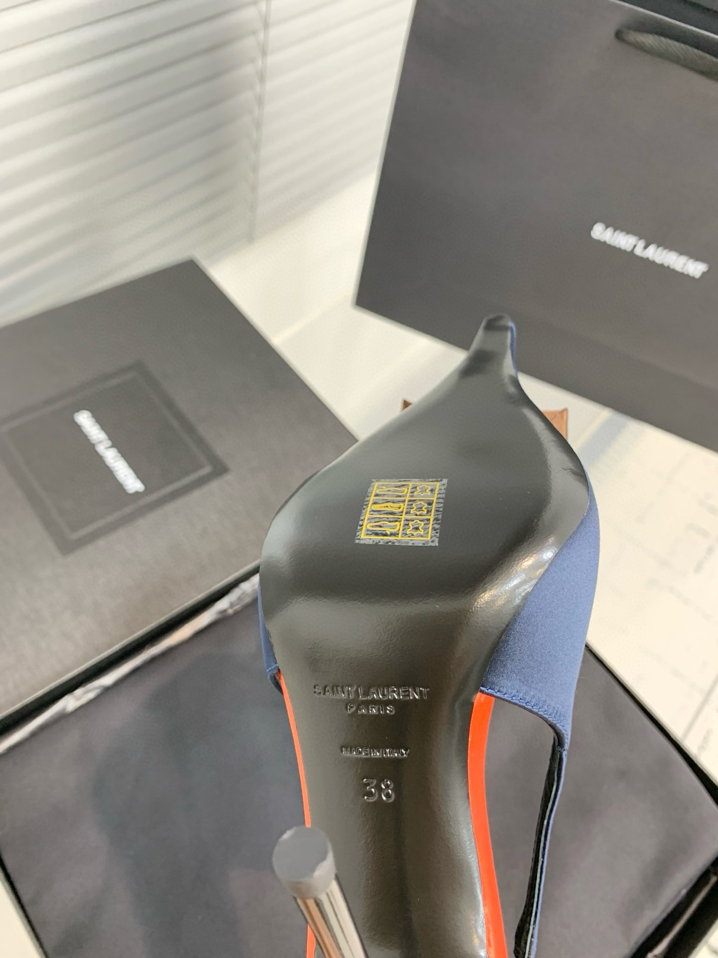 Туфли женские Saint Laurent с цветком slingback тёмно-синего цвета с бежевым декором