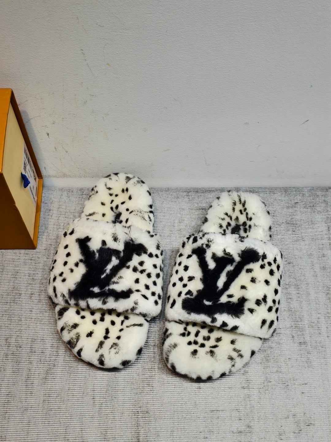 Шлепанцы женские Louis Vuitton белого цвета