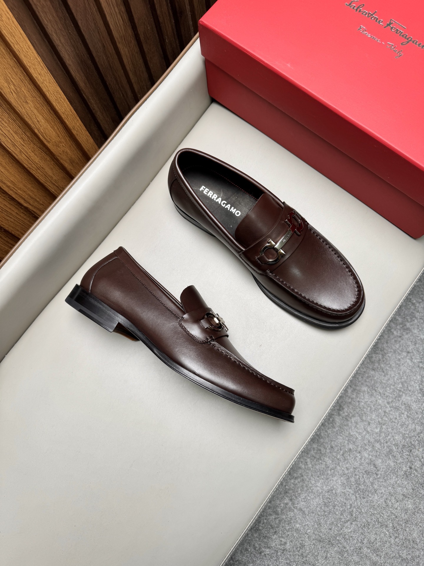 Лоферы мужские в стиле Ferragamo Gancini коричневого цвета