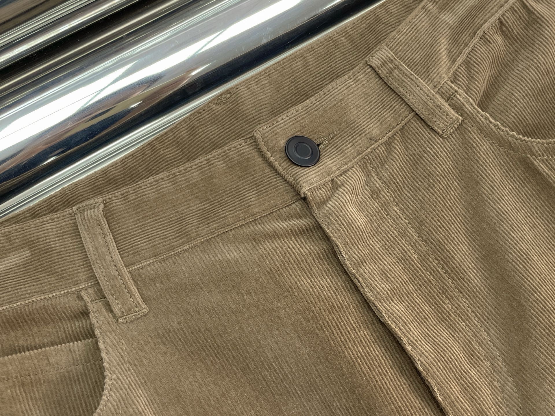 Брюки женские в стиле The Row песочного цвета с прямым кроем