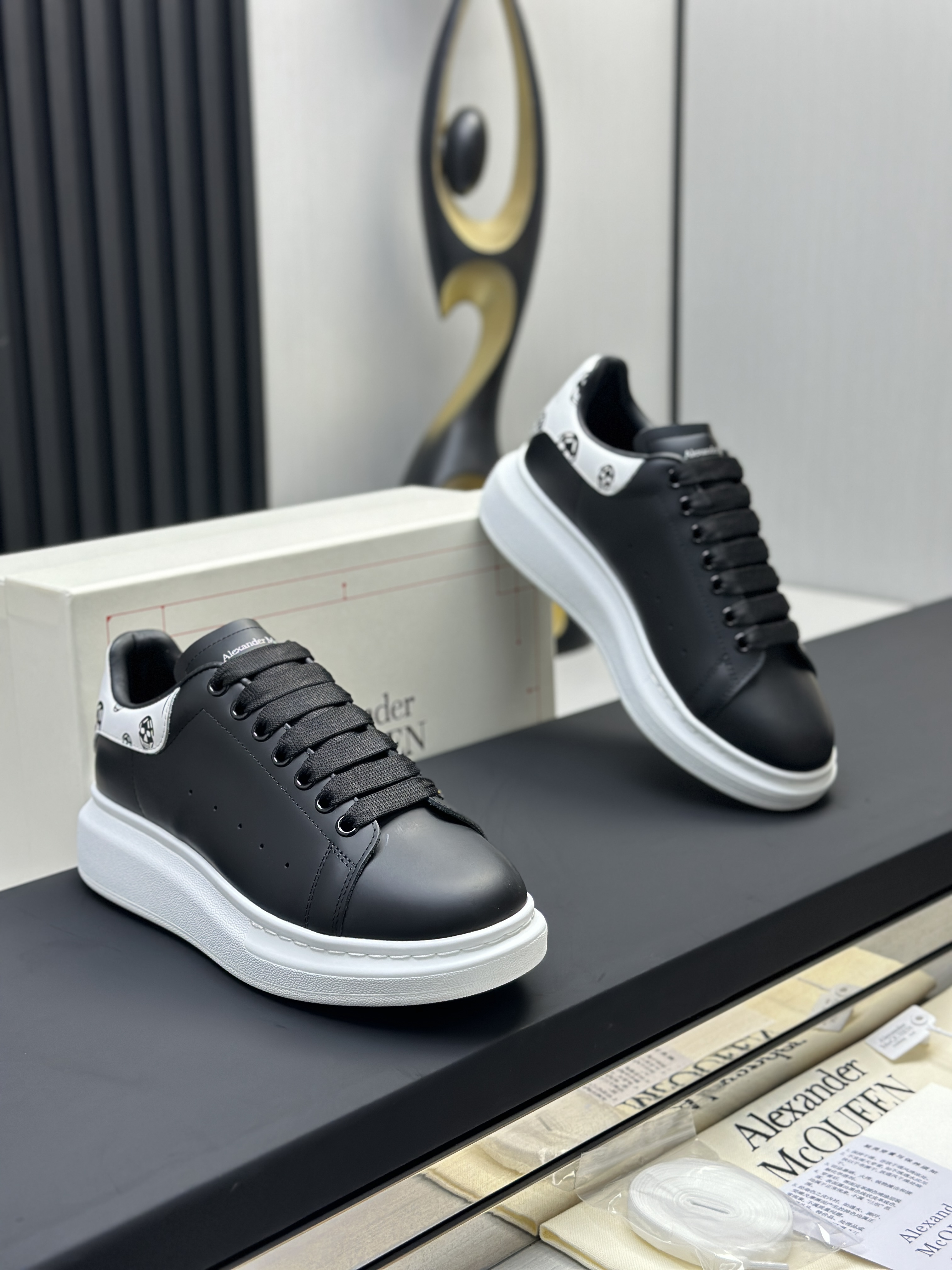 Кроссовки в стиле Alexander McQueen Oversized Sneaker чёрного цвета с контрастной пяткой