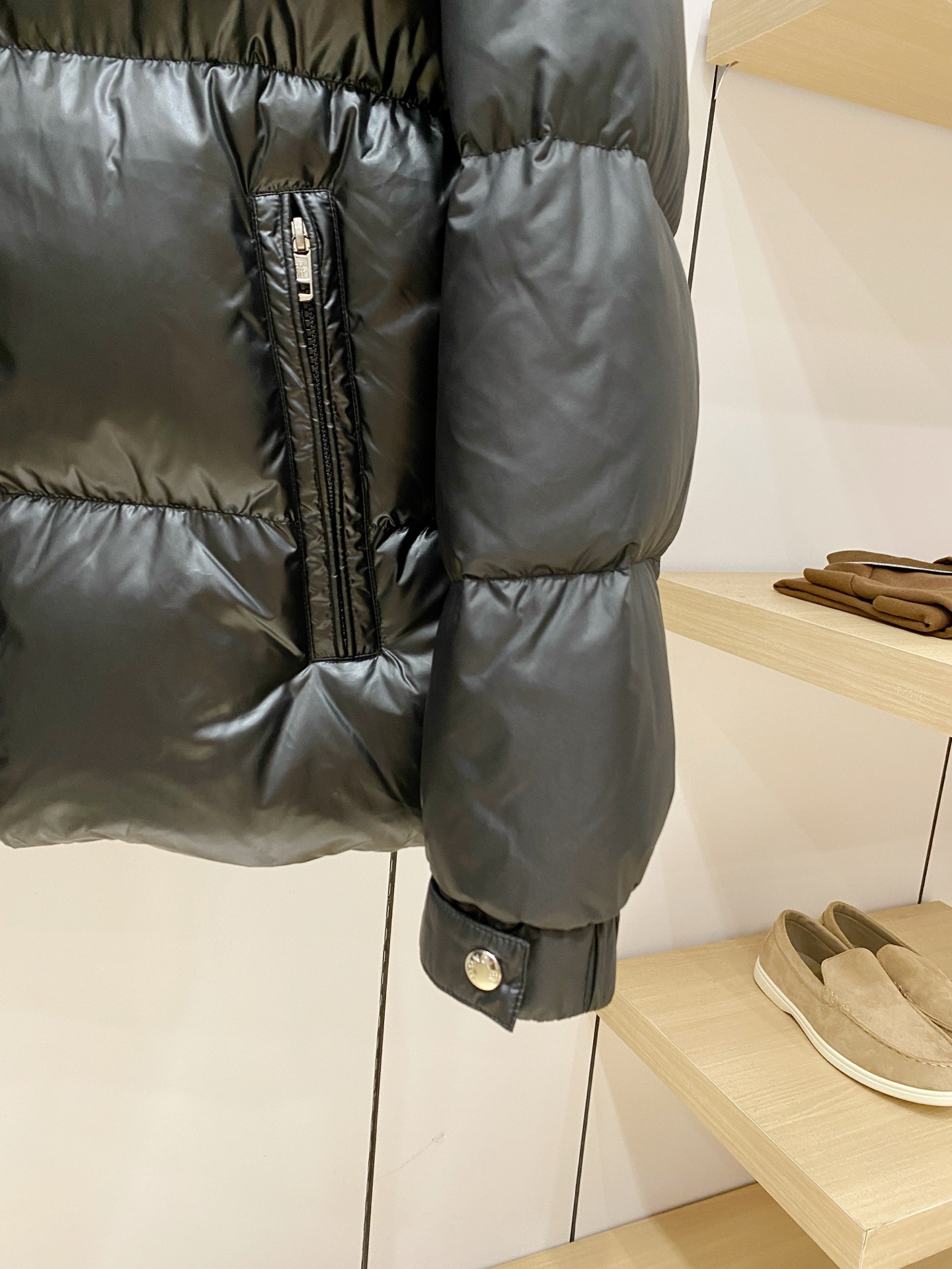 Куртка пуховая мужская Moncler чёрного цвета с натуральным гусиным пухом и вышитым логотипом
