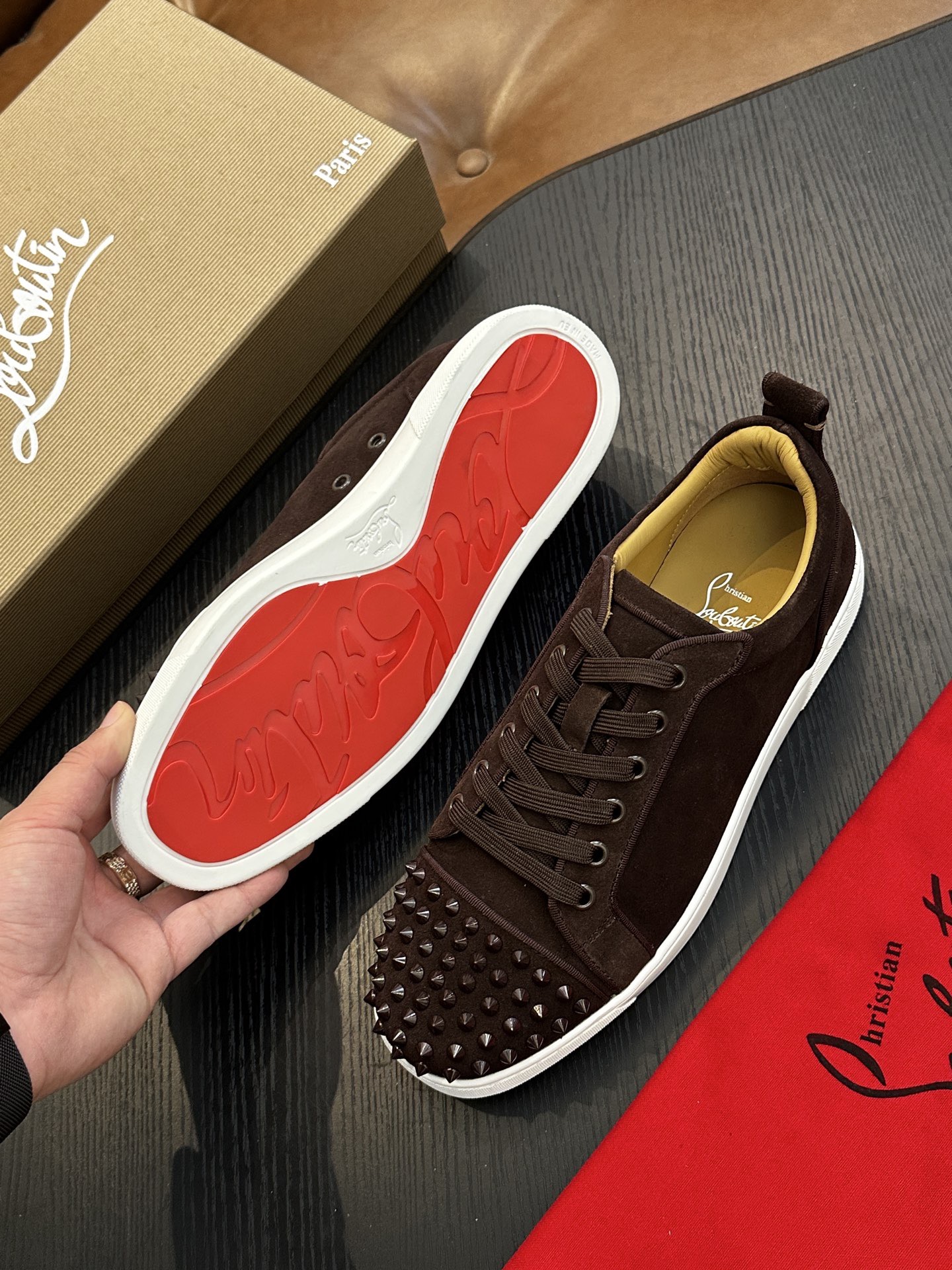 Кроссовки мужские в стиле Christian Louboutin коричневого цвета с шипами и белой подошвой