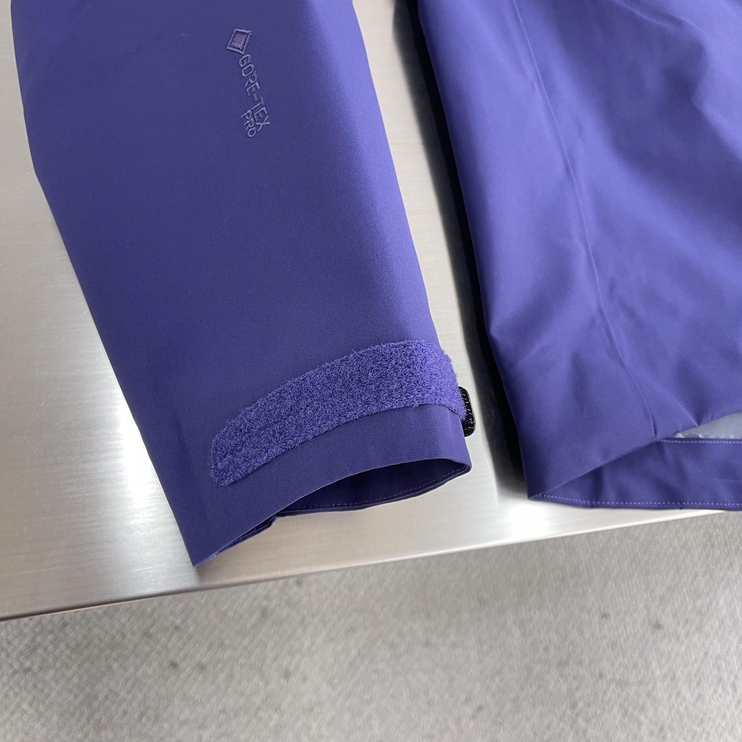 Куртка унисекс в стиле Arc'teryx Alpha SV с капюшоном фиолетового цвета