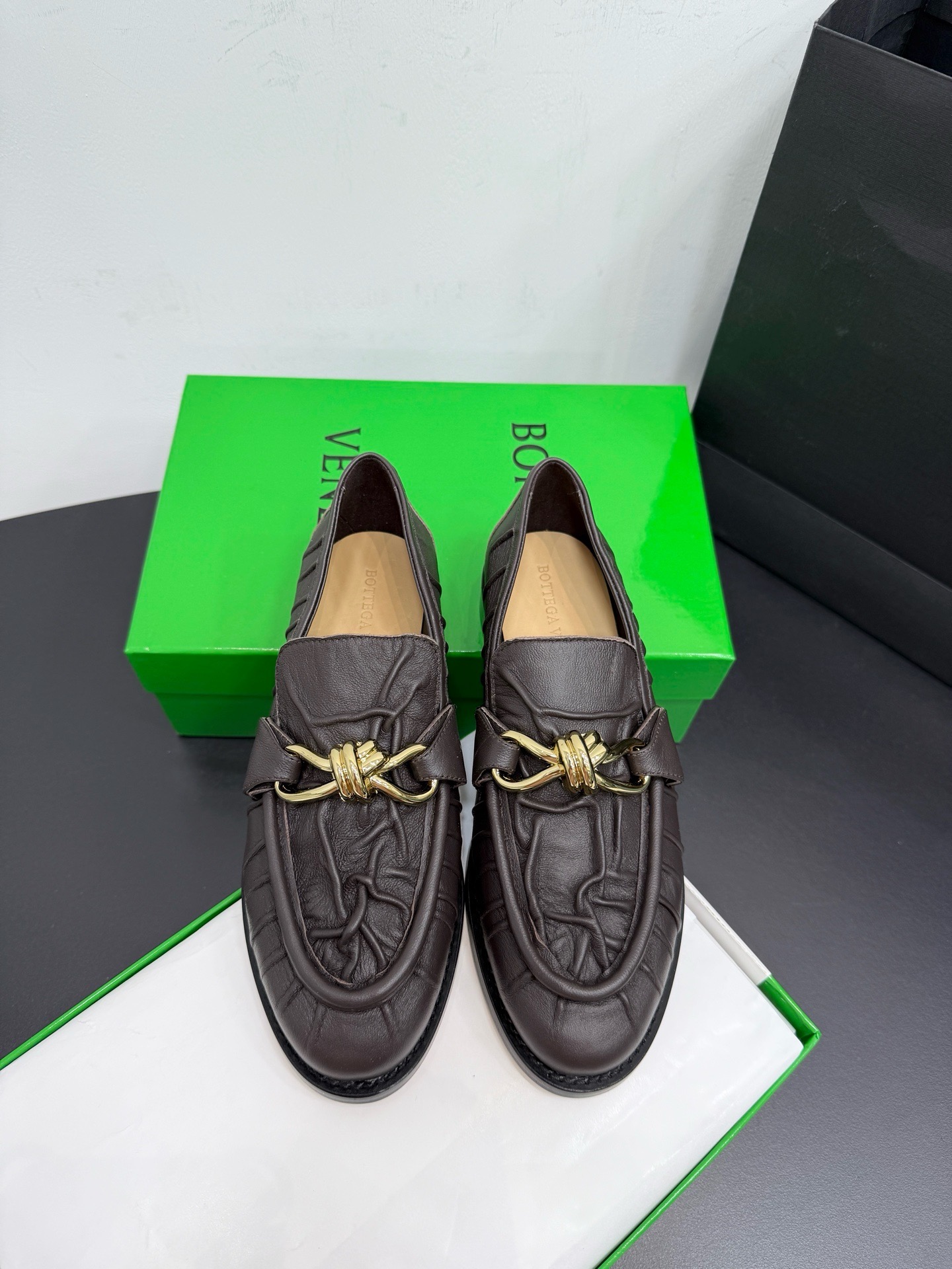 Лоферы женские Bottega Veneta Astaire с металлическим декором коричневого цвета