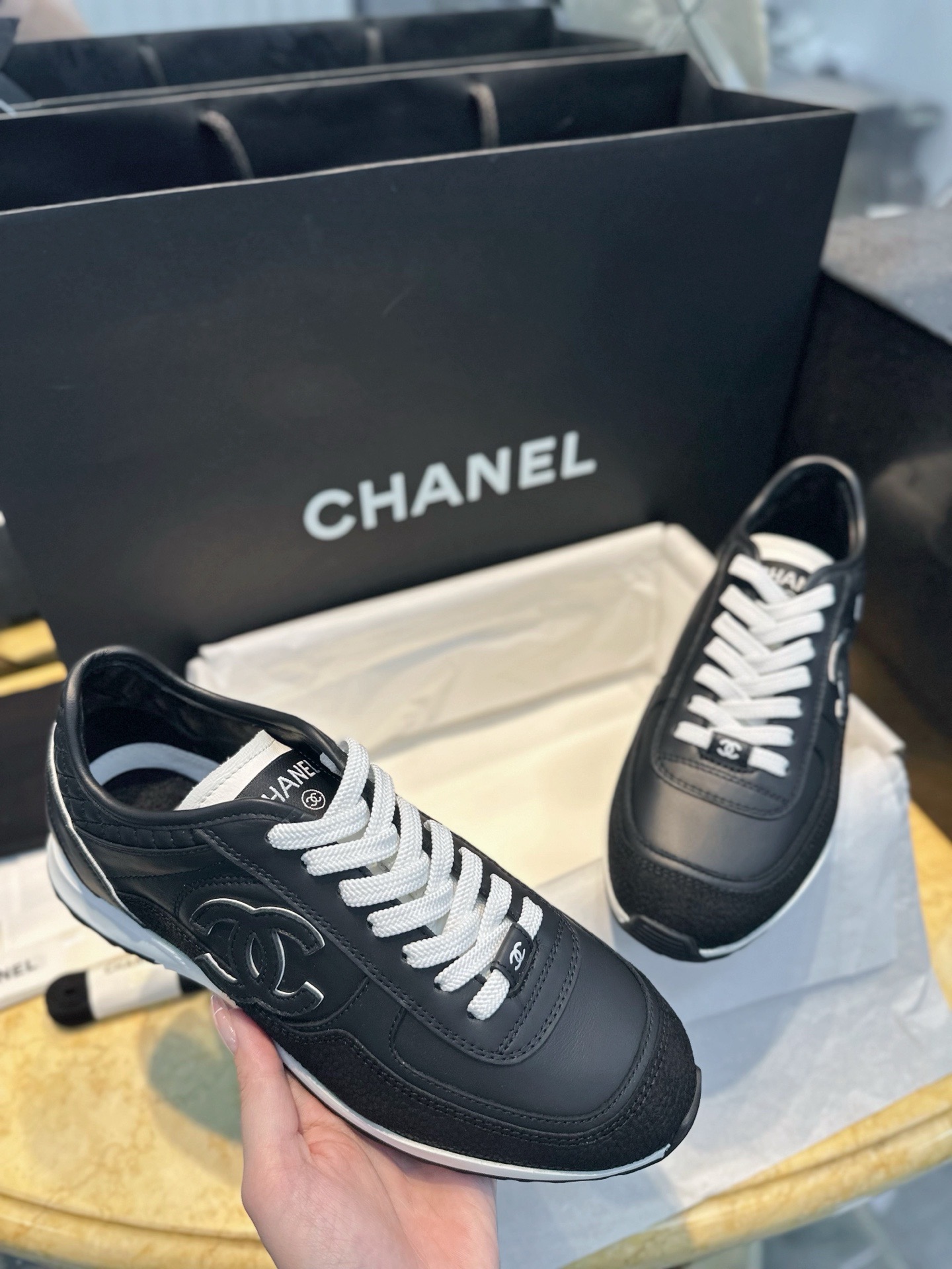 Кроссовки Chanel черного цвета с белыми вставками