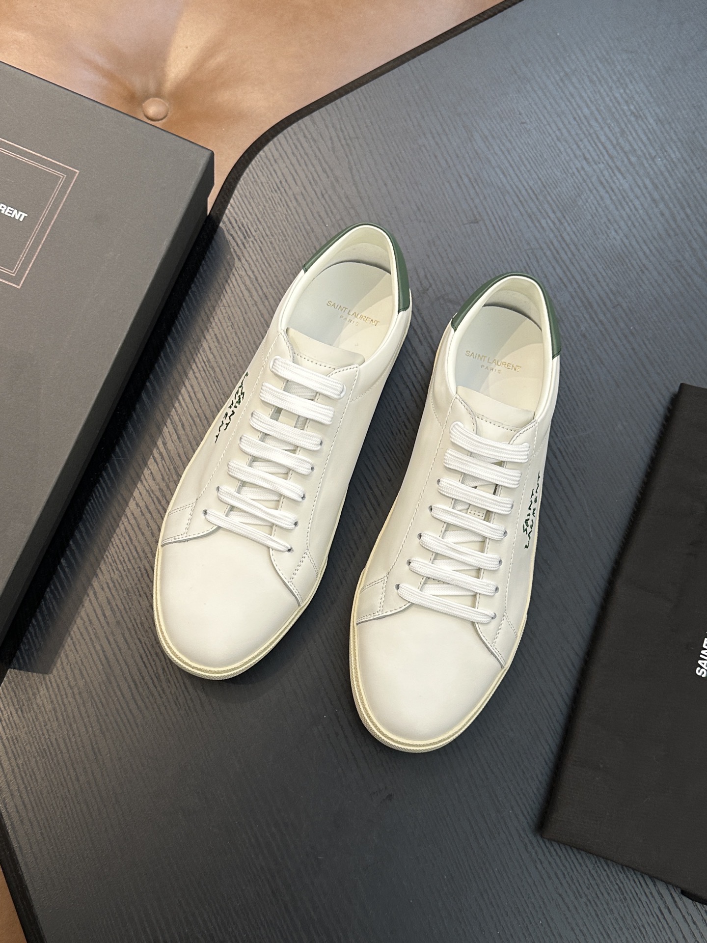 Кроссовки мужские в стиле Saint Laurent SL/61 белого цвета с зелёной вставкой