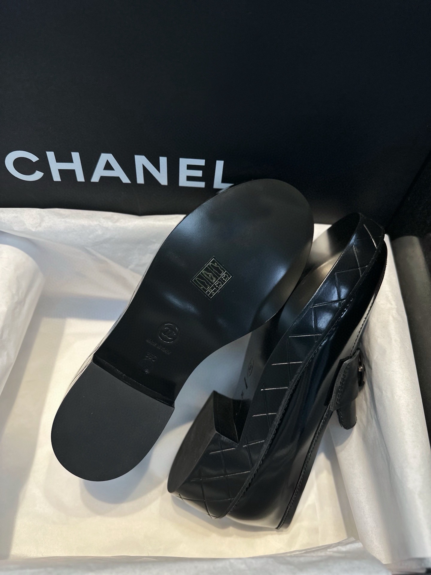 Лоферы женские в стиле Chanel из натуральной кожи черного цвета