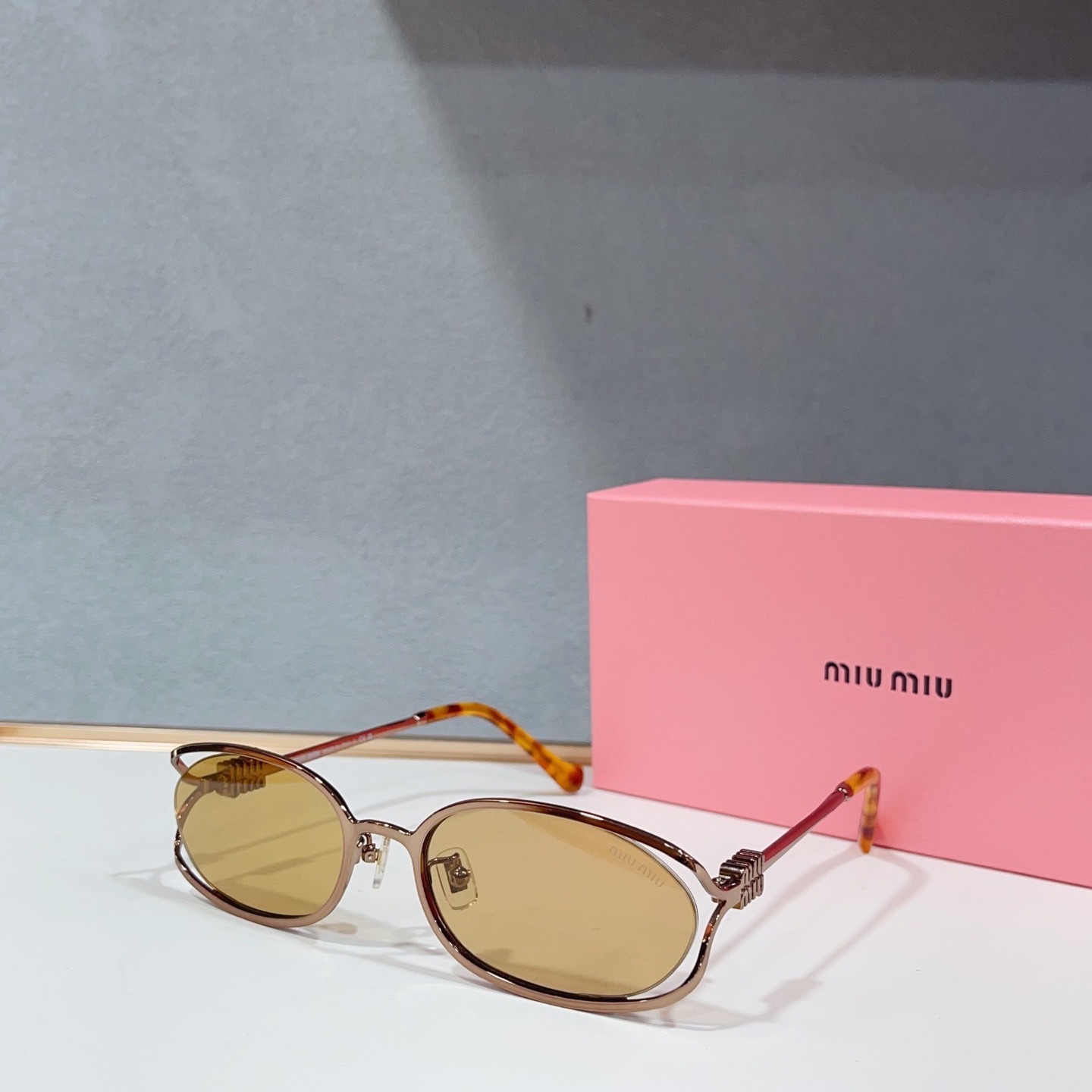 Очки солнцезащитные женские в стиле Miu Miu овальной формы