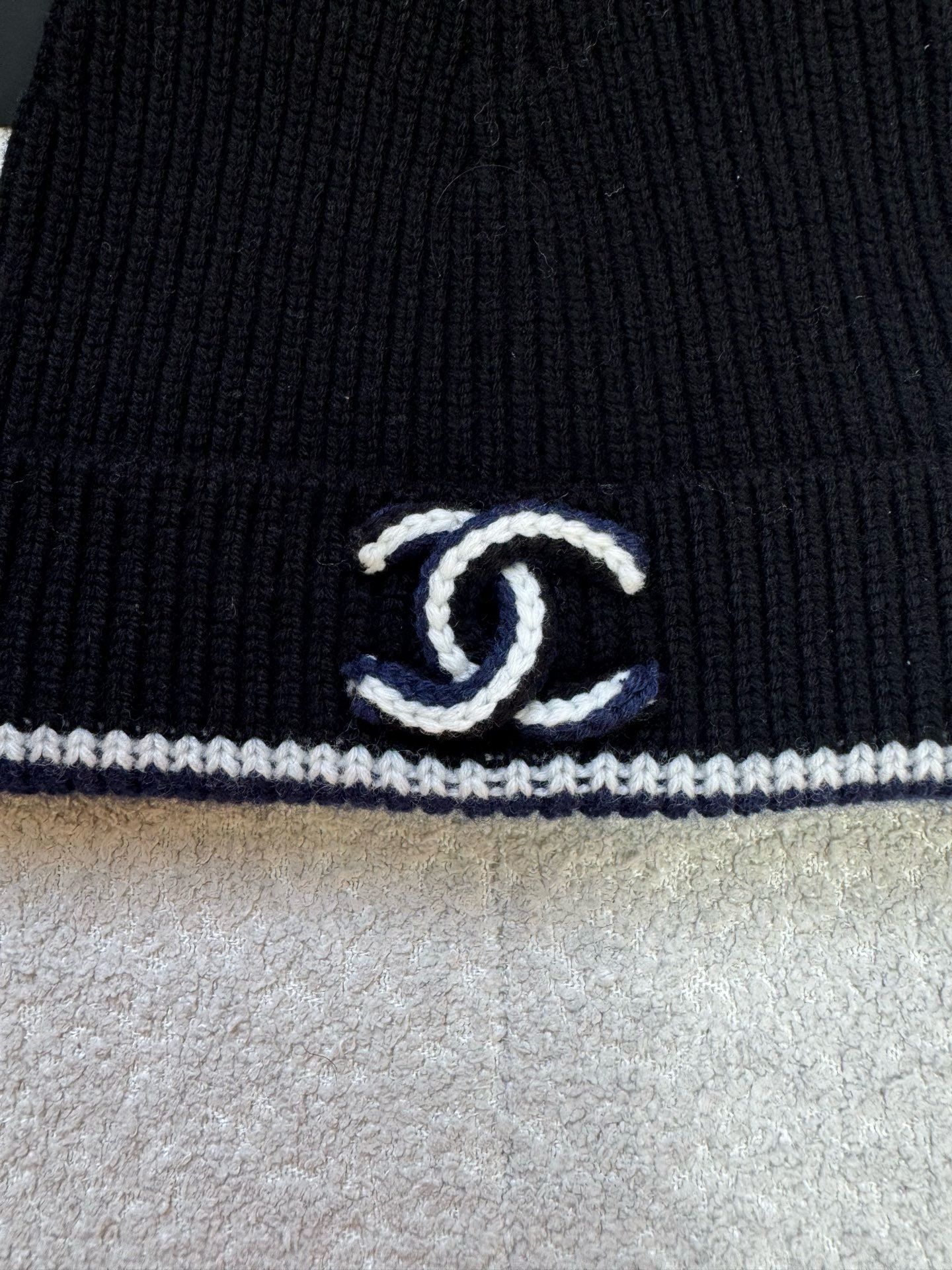 Шапка женская Chanel чёрного цвета с вышитым логотипом
