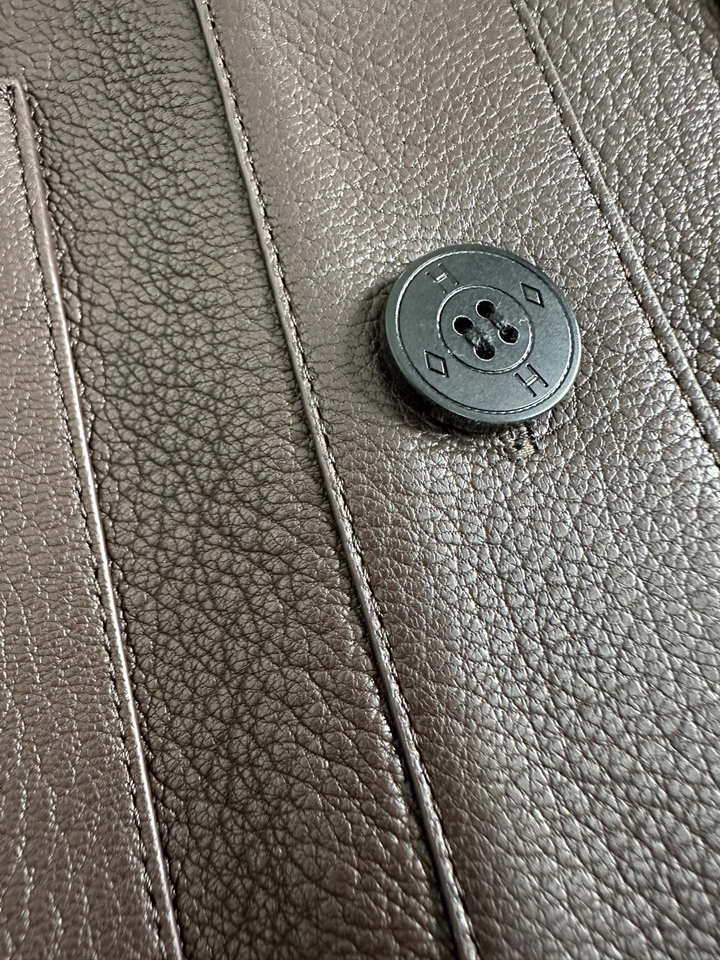 Куртка женская в стиле Hermès коричневого цвета укороченная из натуральной кожи с накладными карманами