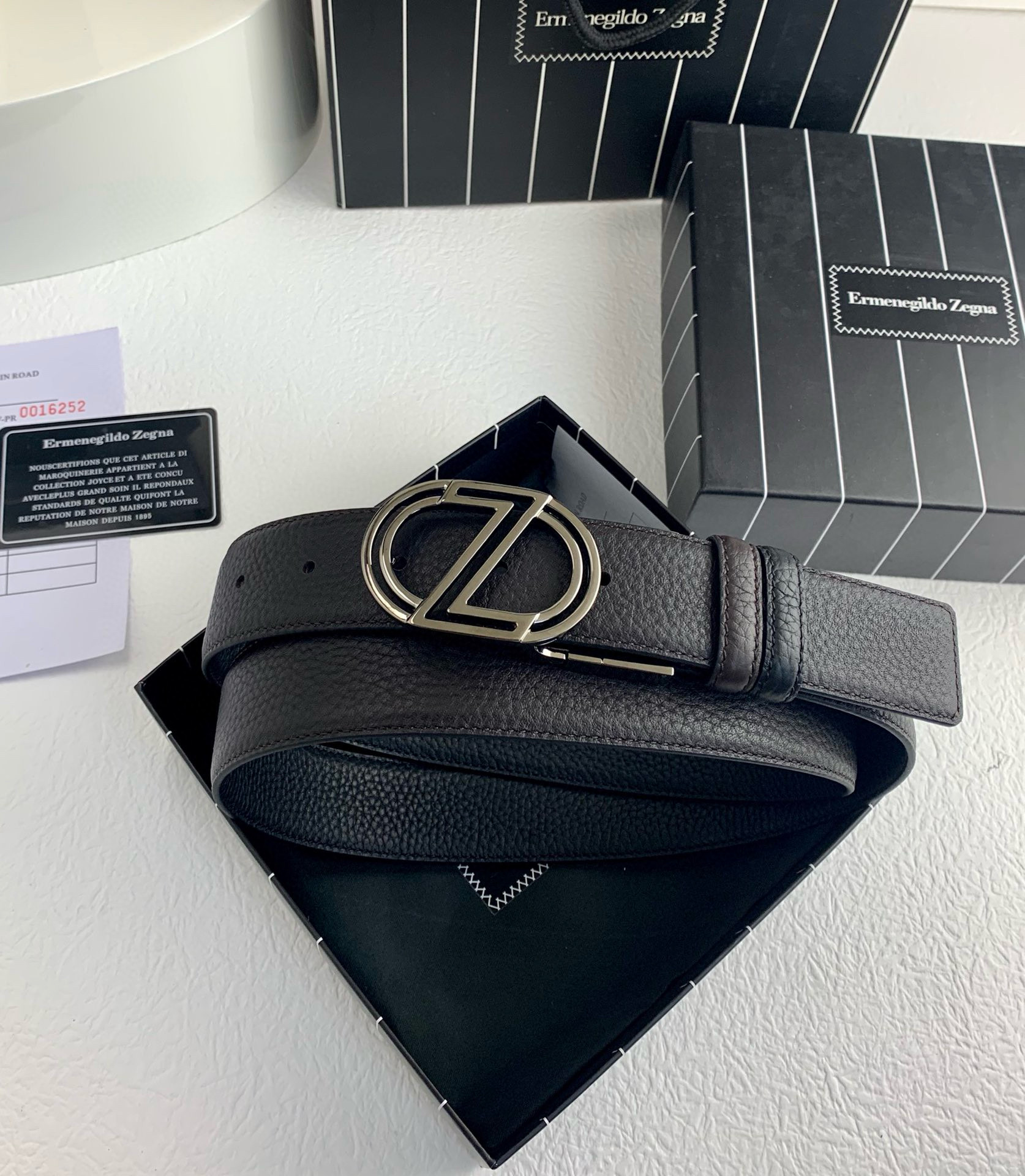 Ремень мужской двусторонний в стиле Ermenegildo Zegna из натуральной кожи чёрного и тёмно-коричневого цвета с фирменной пряжкой шириной 3.5 см