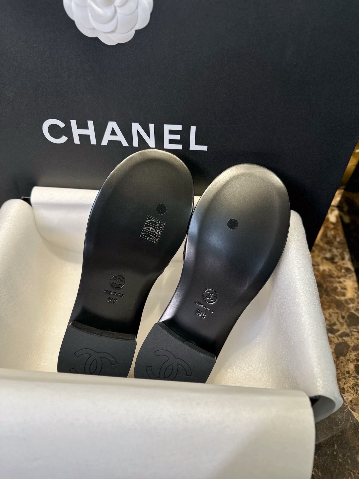 Мюли женские в стиле Chanel 25P чёрно-белого цвета