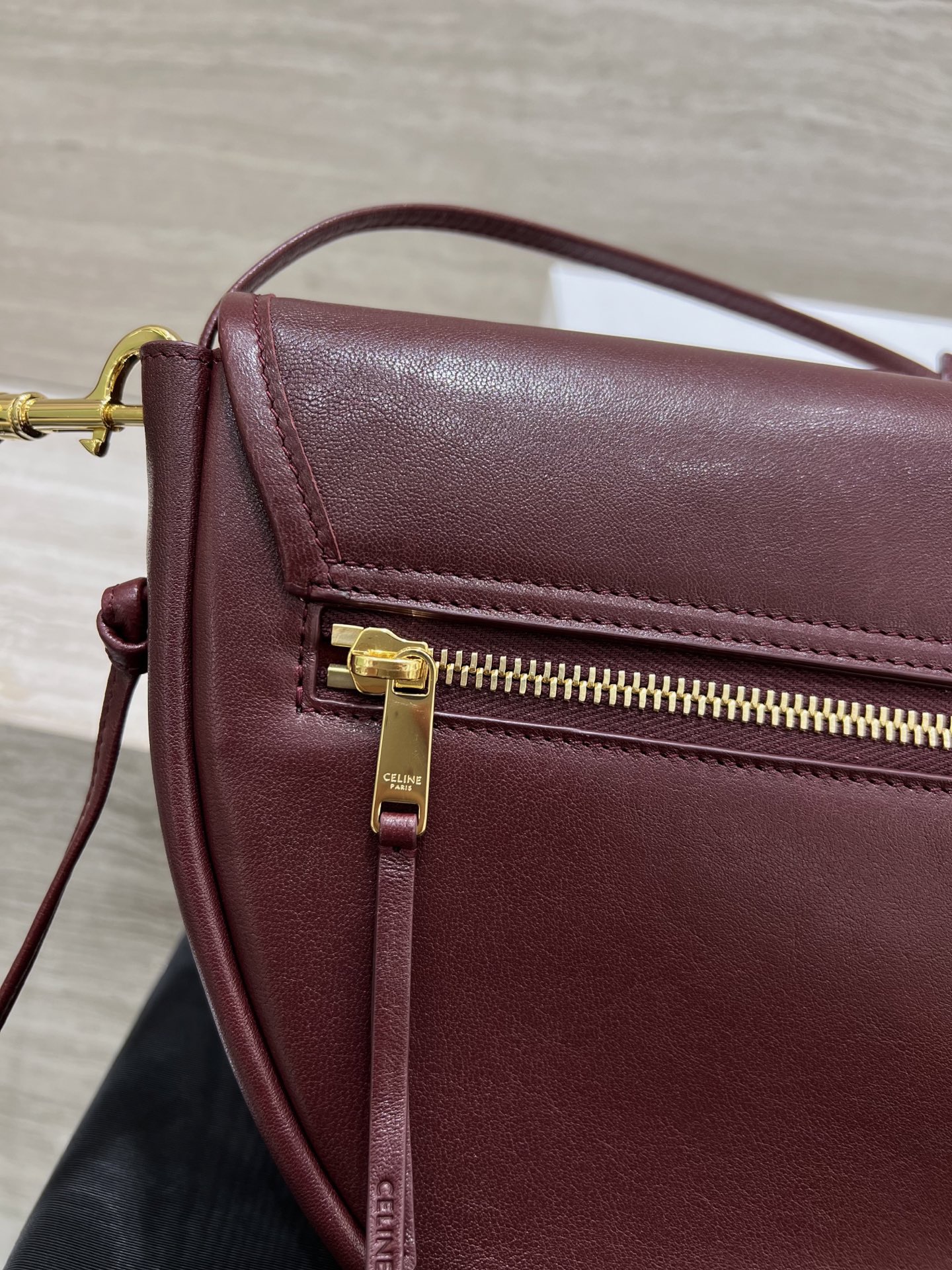 Сумка женская в стиле Celine Soft Triomphe Halfmoon бордового цвета