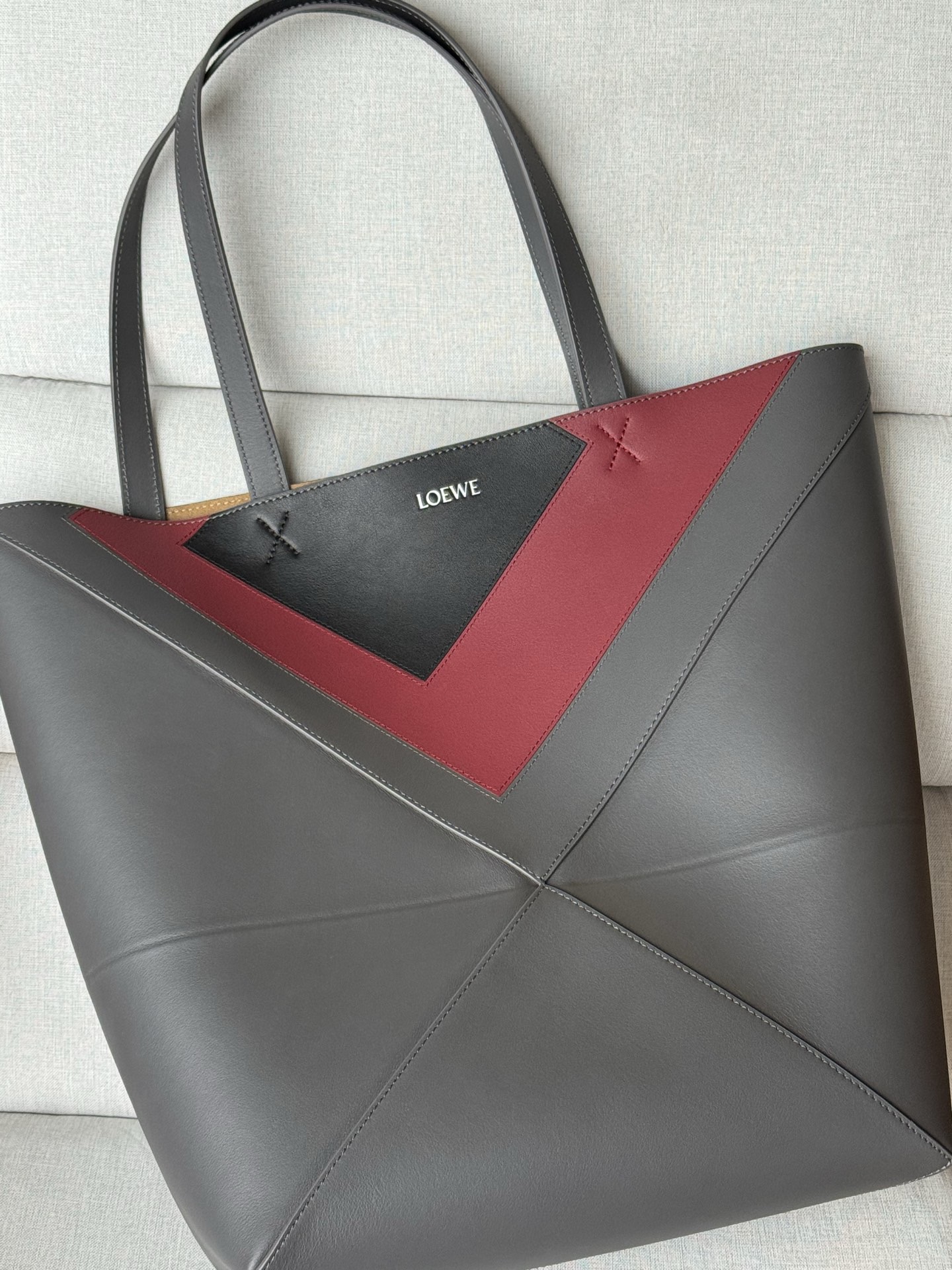 Сумка женская в стиле Loewe Puzzle Fold XL серого цвета с контрастной отделкой