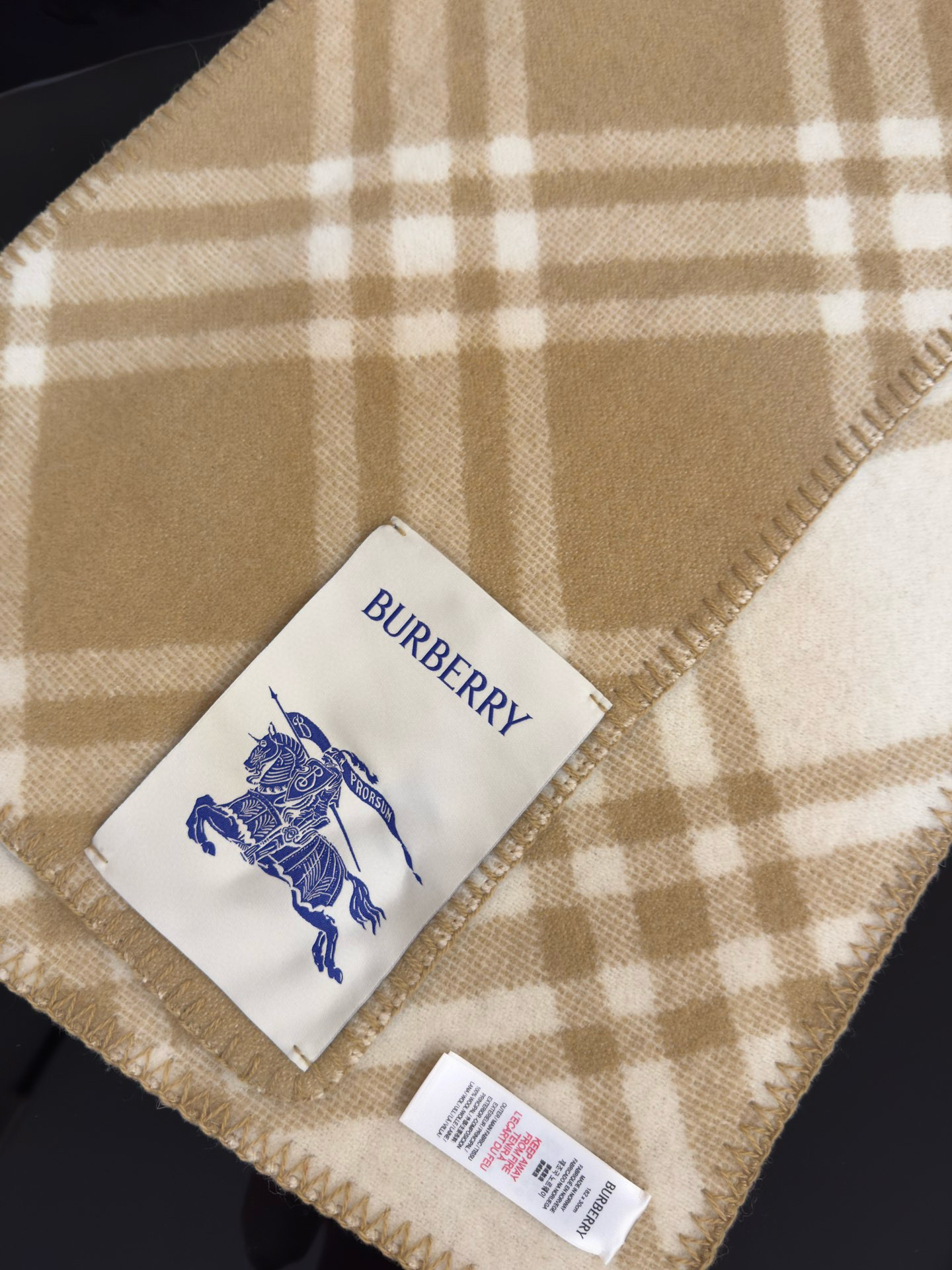Шарф унисекс в стиле Burberry двусторонний из мягкой шерсти с диагональной клеткой бежевого цвета