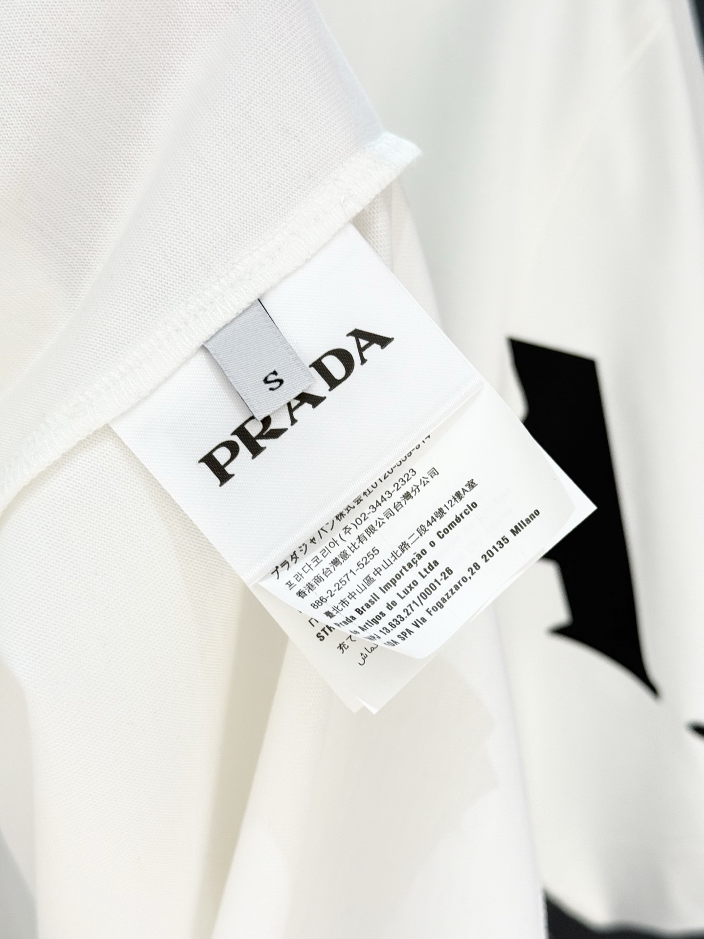 Футболка мужская в стиле Prada с логотипом хлопковая базовая белого и чёрного цвета