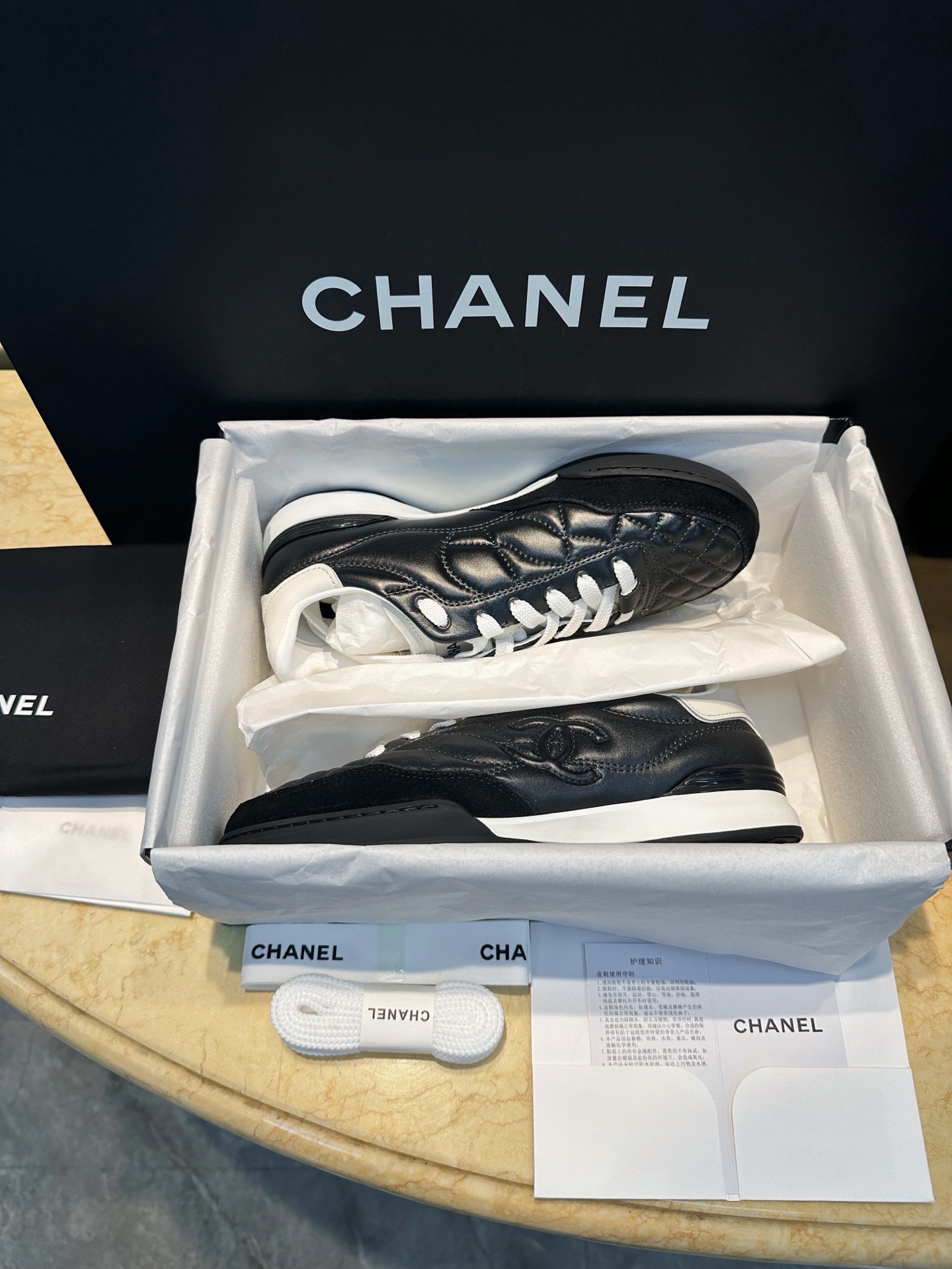 Кроссовки Chanel черного цвета с белыми вставками