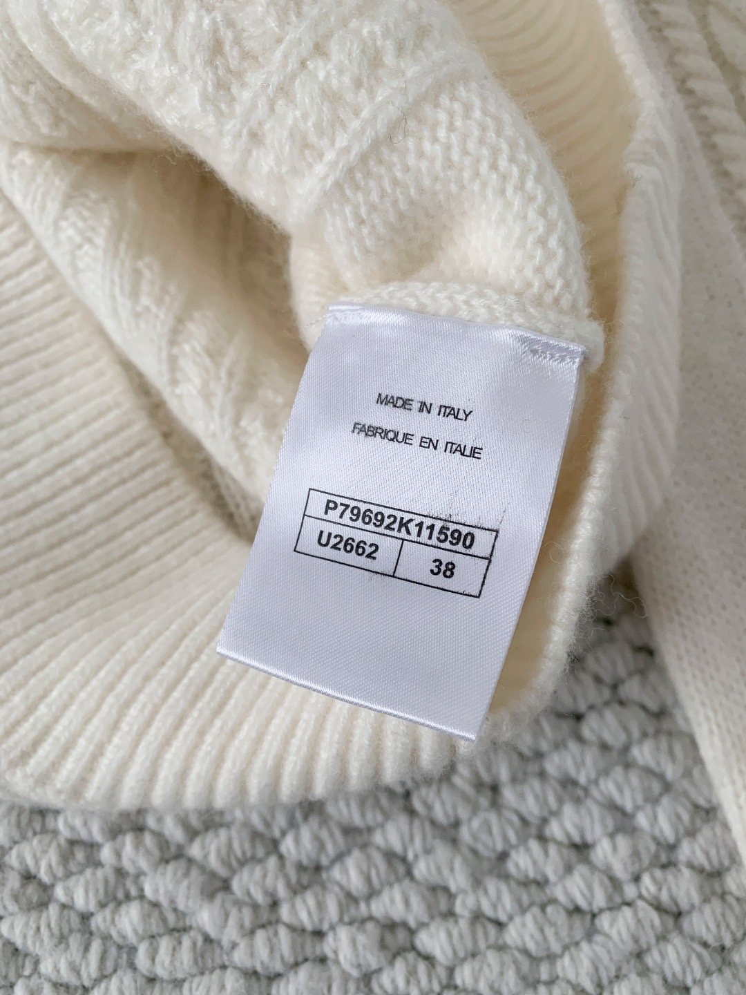 Свитер женский в стиле Chanel с высоким воротником и рельефной вязкой молочного цвета