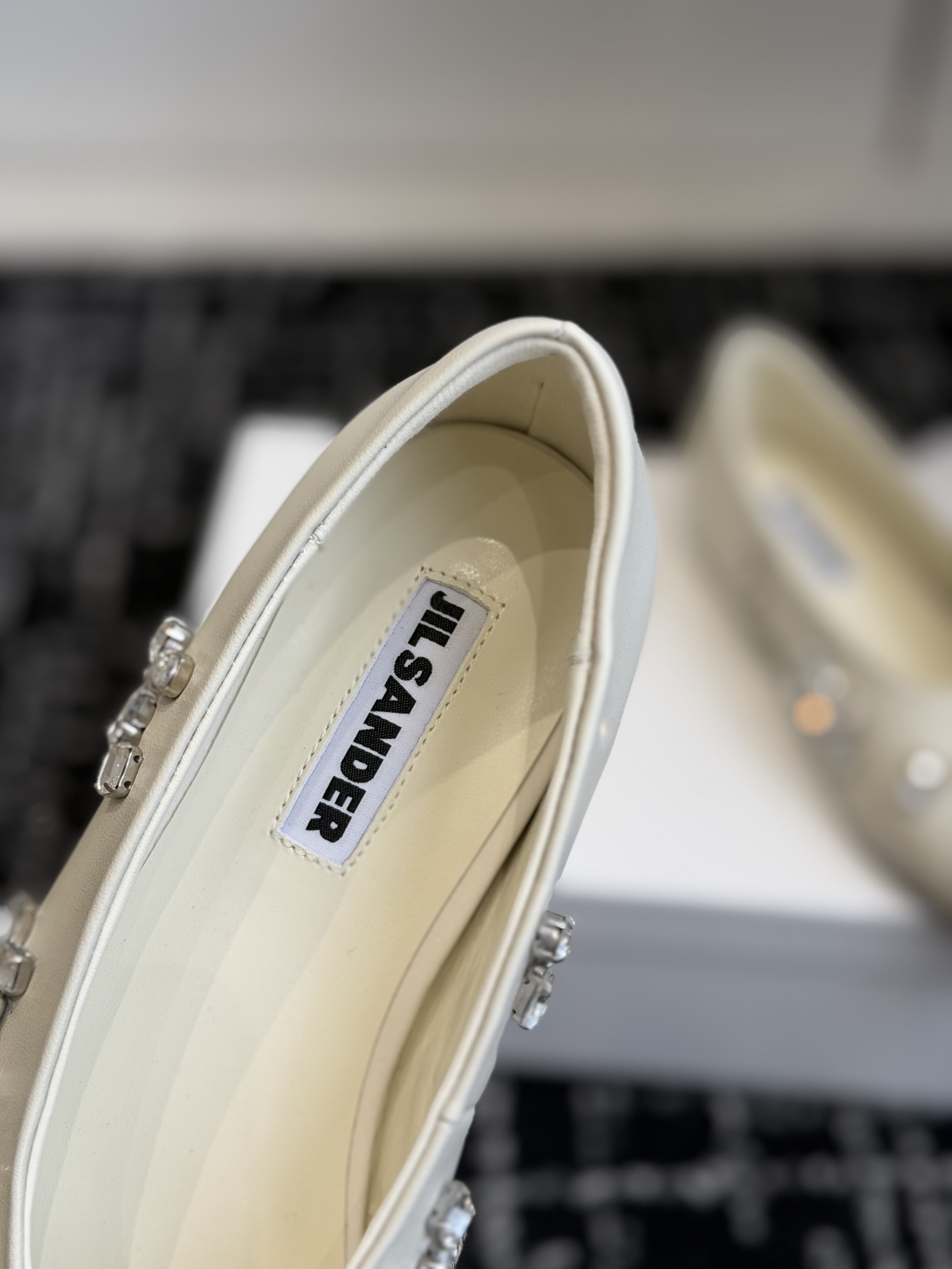 Балетки женские в стиле Jil Sander с кристаллами молочного цвета