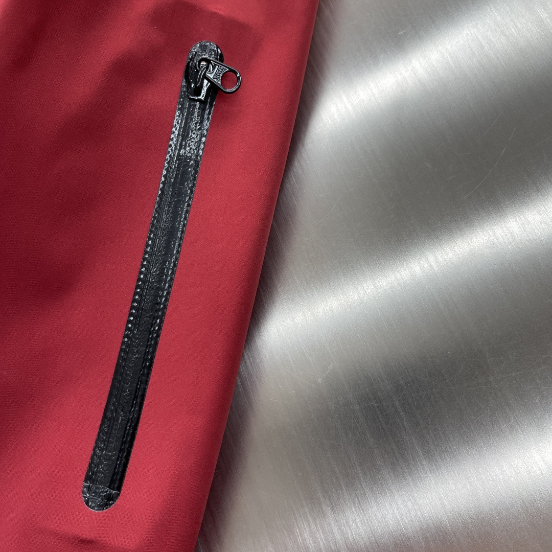 Куртка унисекс в стиле Arc'teryx Alpha SV из мембранной ткани с капюшоном красного цвета