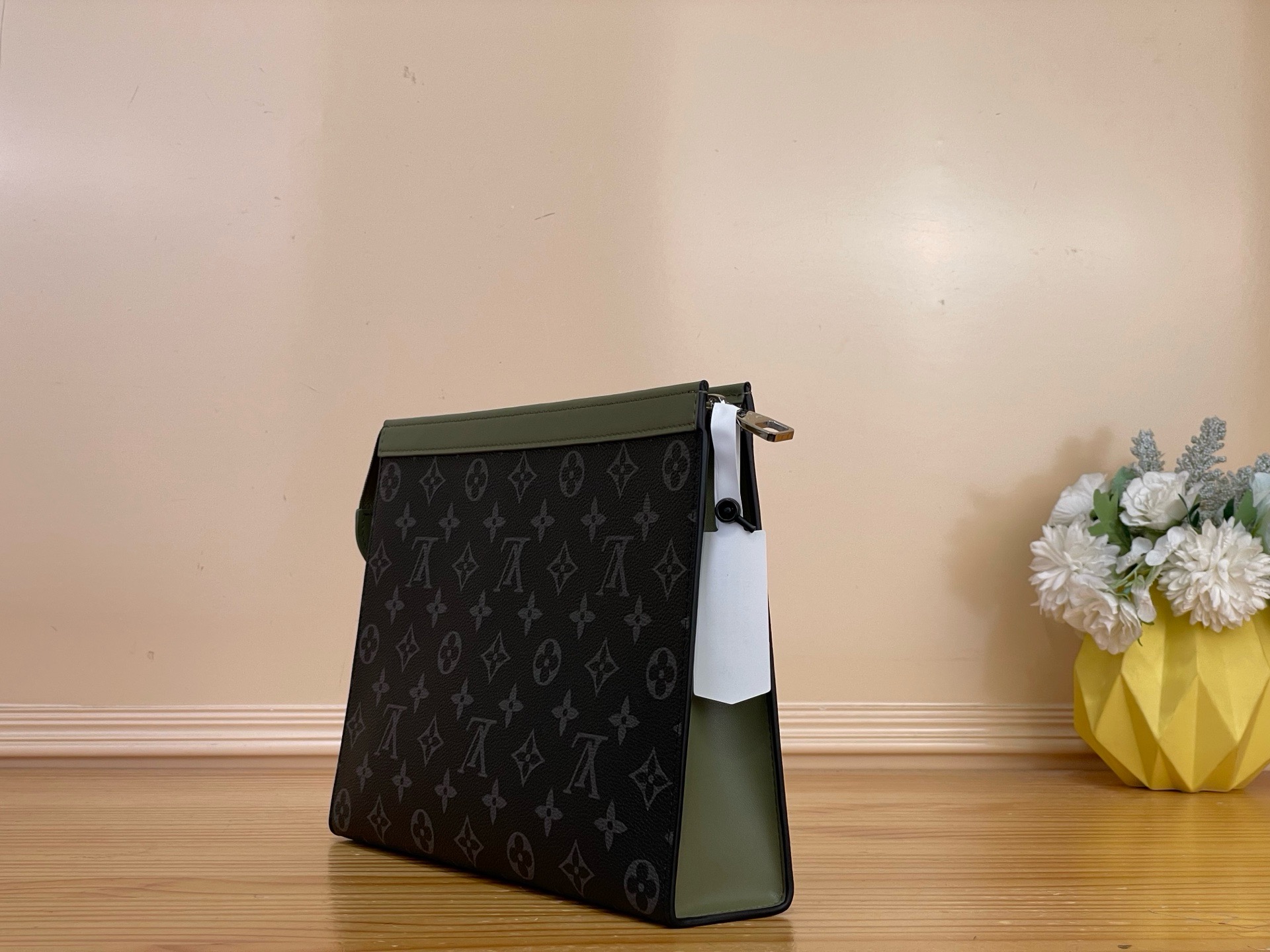 Клатч Louis Vuitton Pochette Voyage чёрно-зелёного цвета