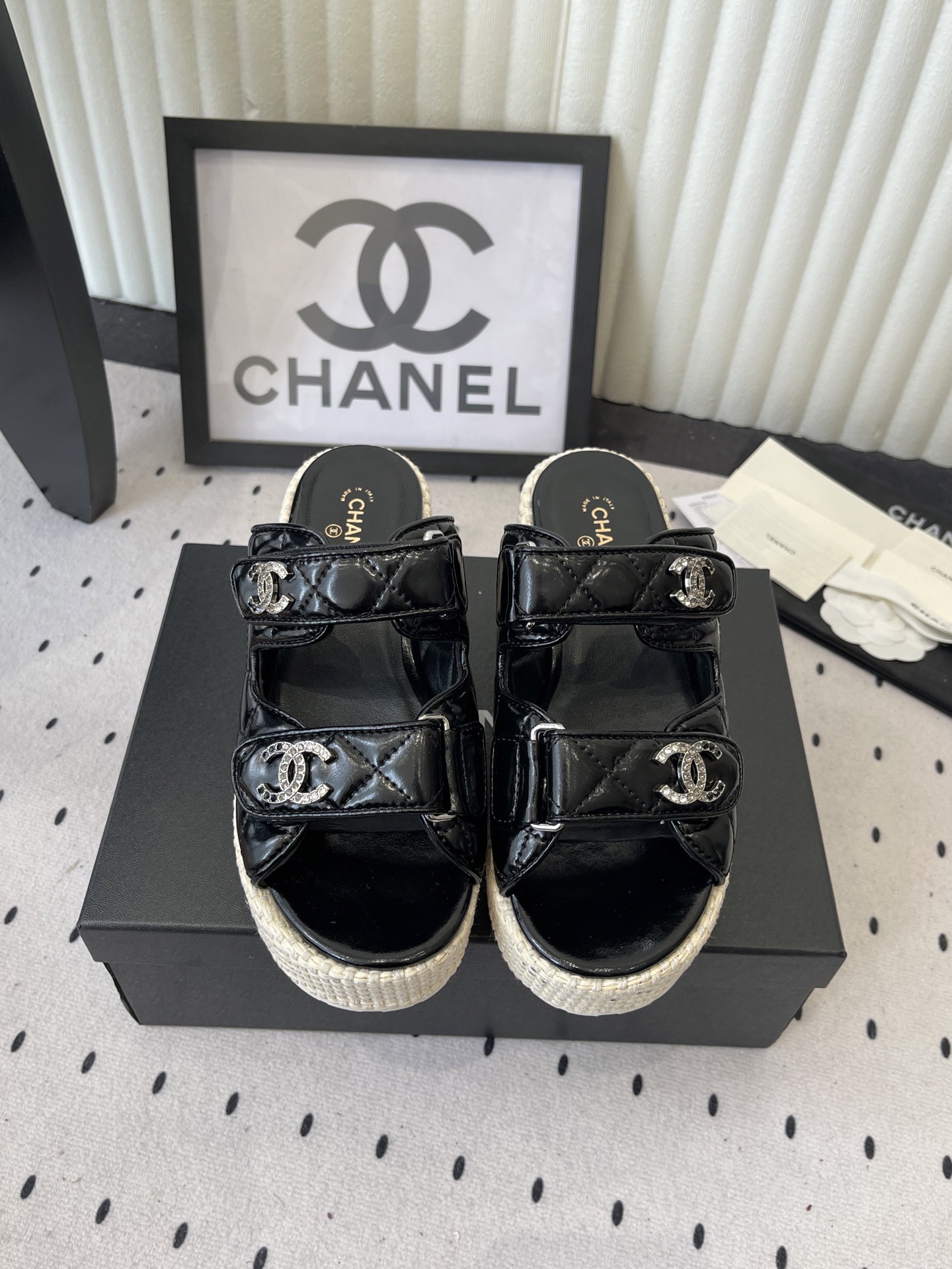 Шлёпанцы женские в стиле Chanel черного цвета на платформе