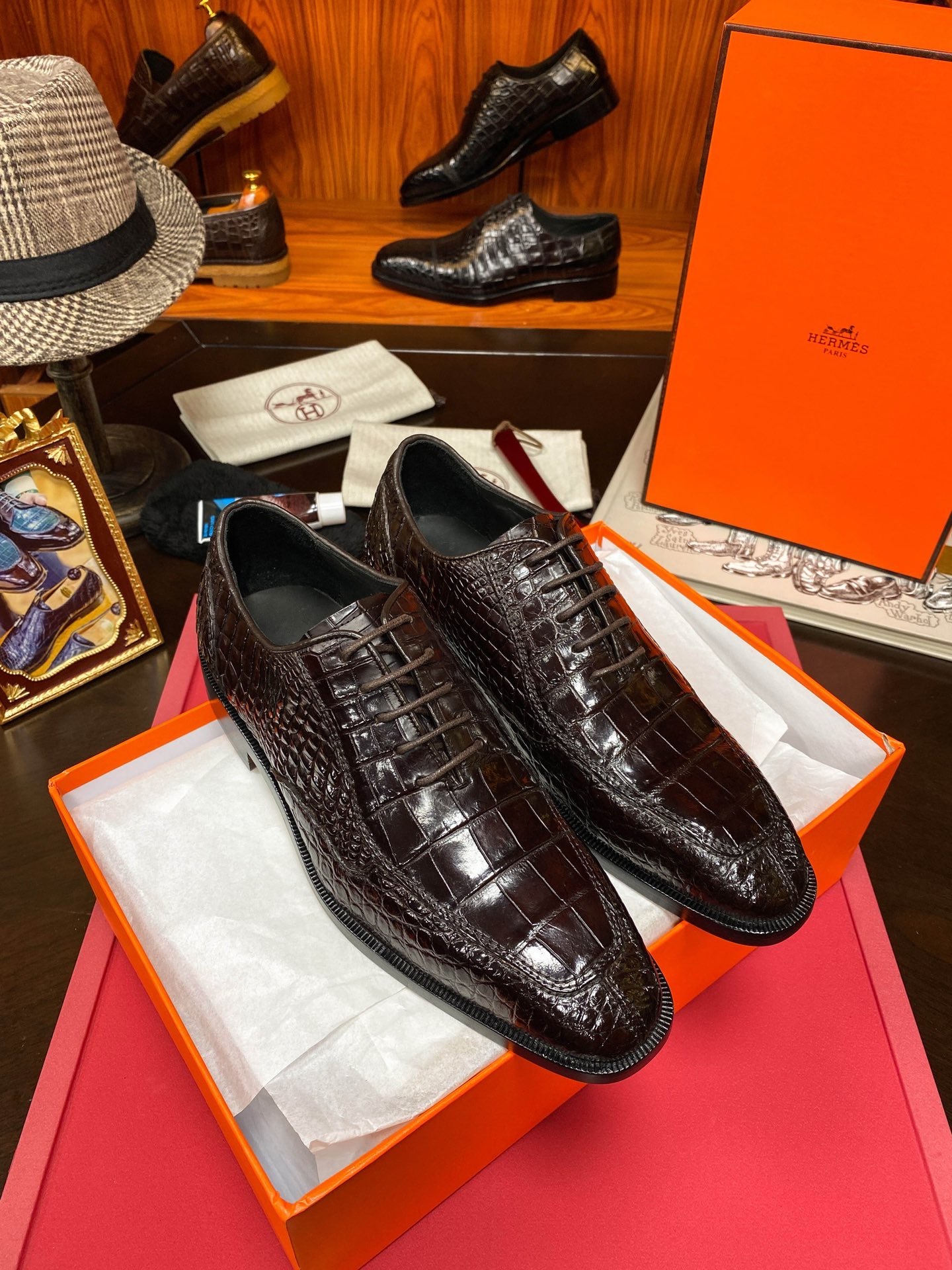 Туфли мужские Hermès из цельнокроеной кожи крокодила тёмно-коричневого цвета