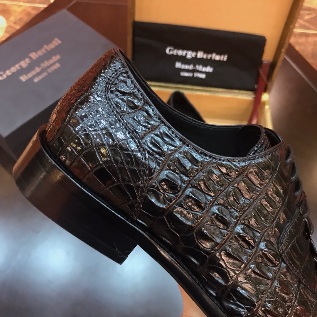 Туфли мужские в стиле Berluti из цельной кожи крокодила черного цвета