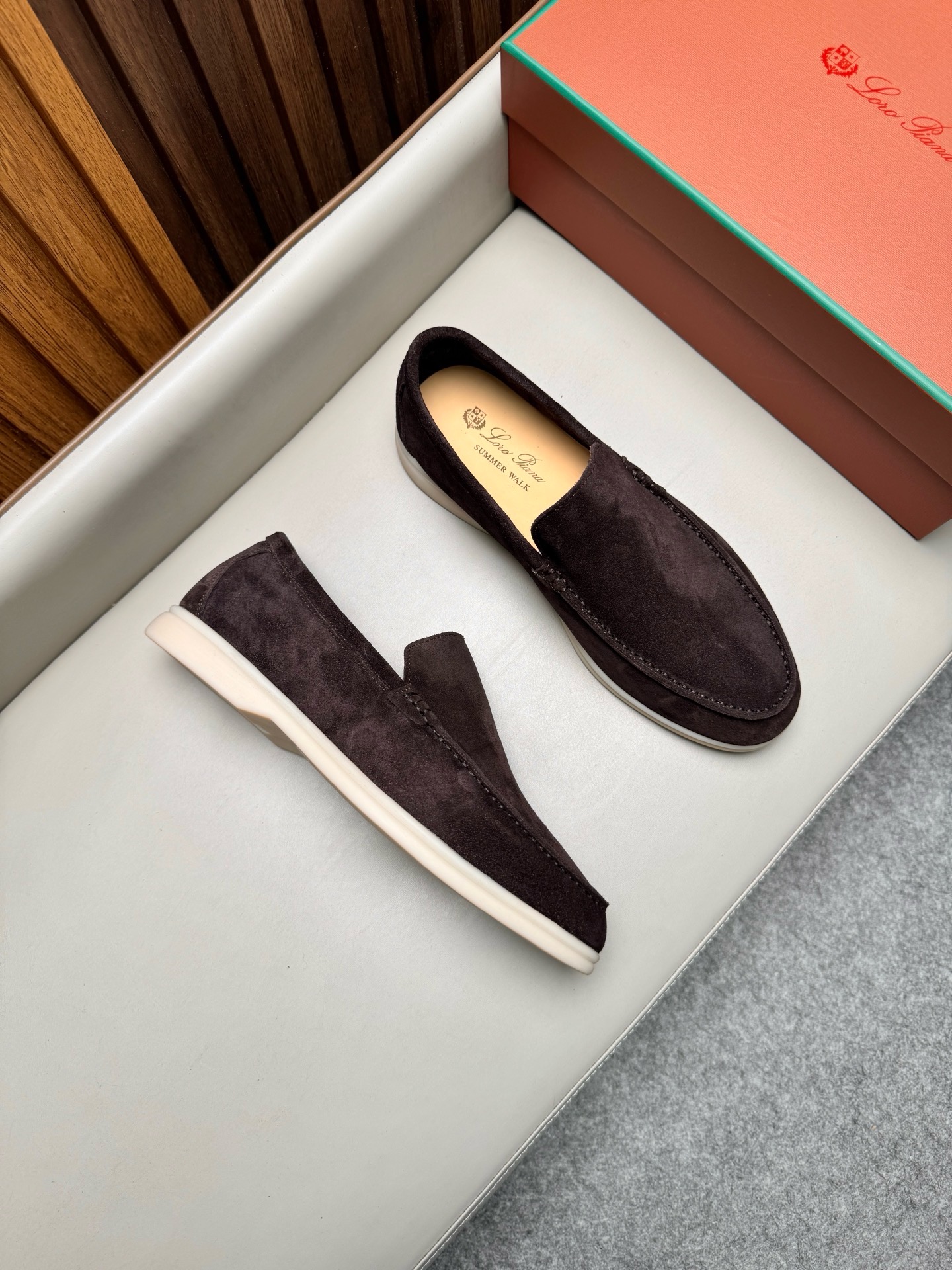 Лоферы унисекс в стиле Loro Piana из натуральной замши тёмно-коричневого цвета