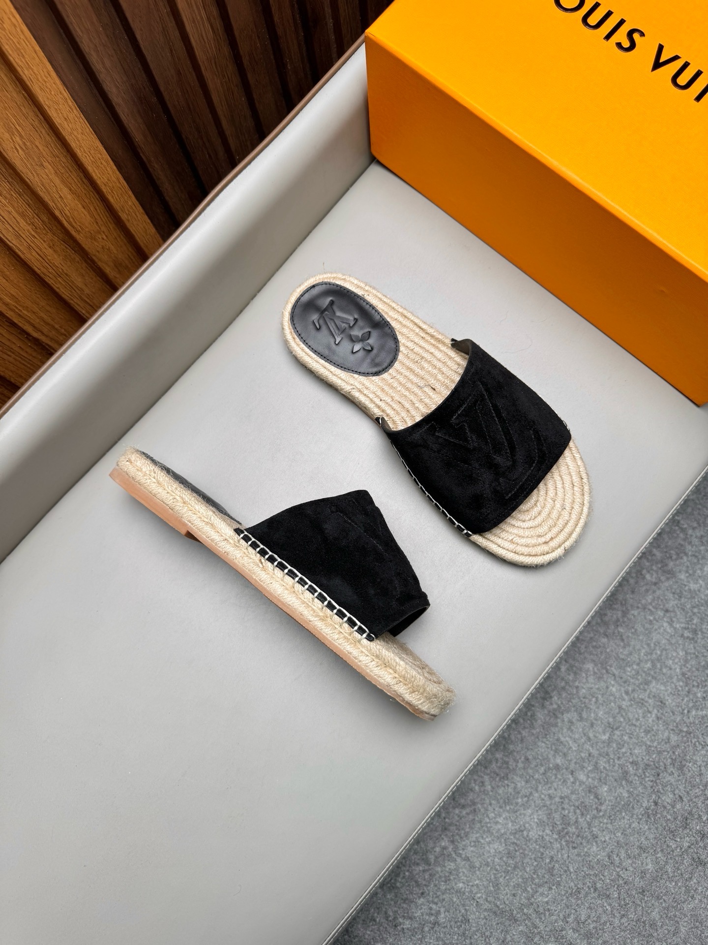 Шлёпанцы мужские в стиле Louis Vuitton из натуральной замши черного цвета