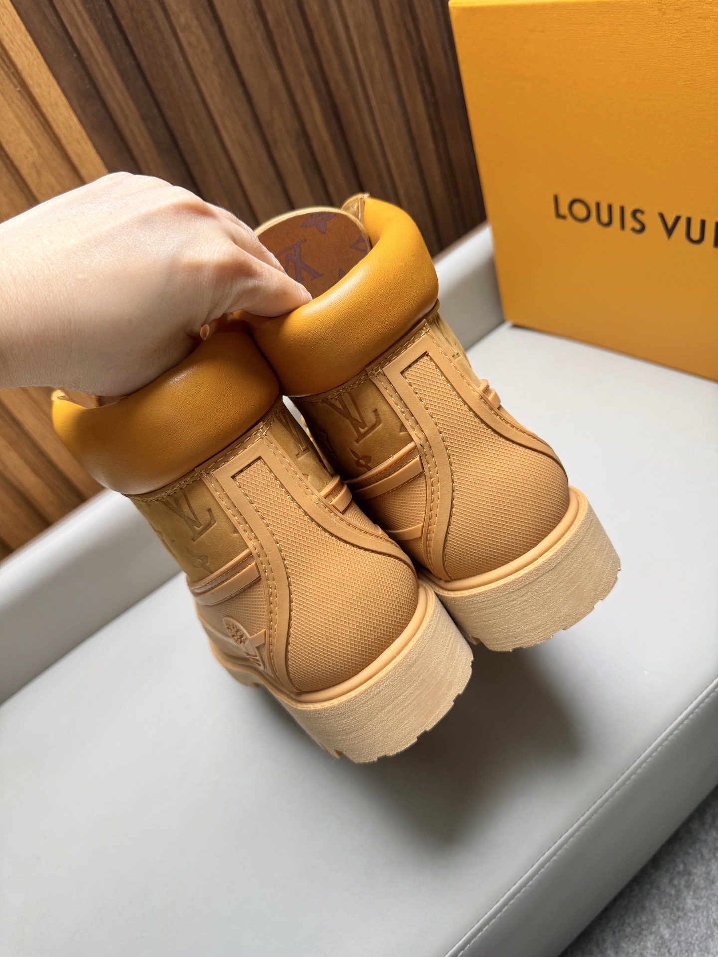 Ботинки мужские Louis Vuitton LV Remix Combat Boot песочного цвета