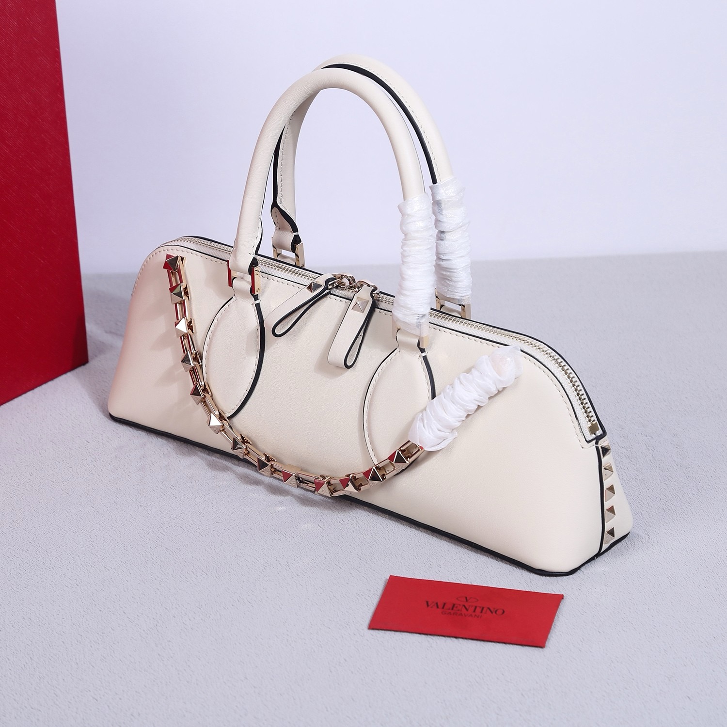 Сумка женская в стиле Valentino Garavani Rockstud E/W кожи  белого цвета
