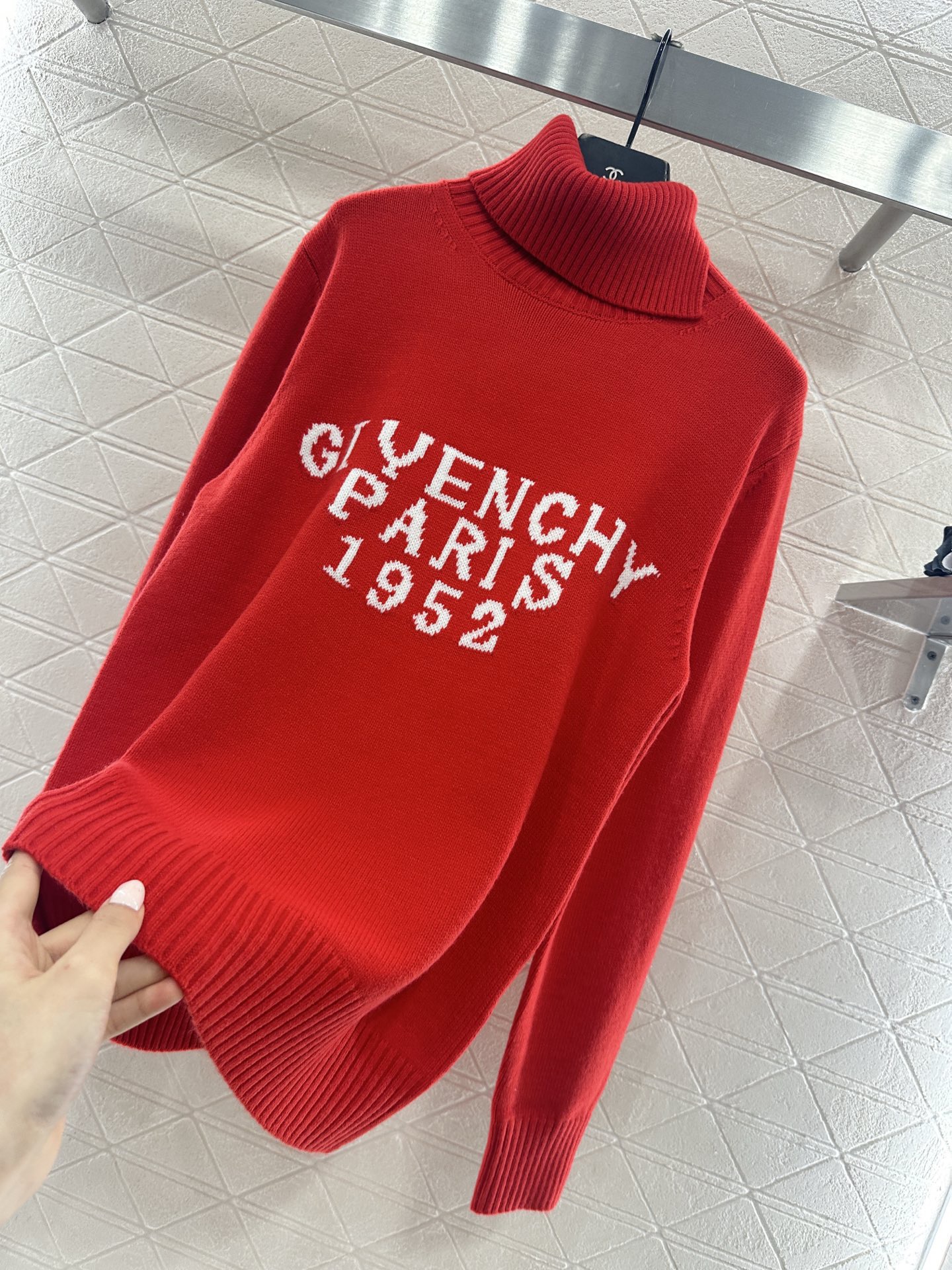 Свитер женский Givenchy Paris 1952 красный цвета с высоким воротом