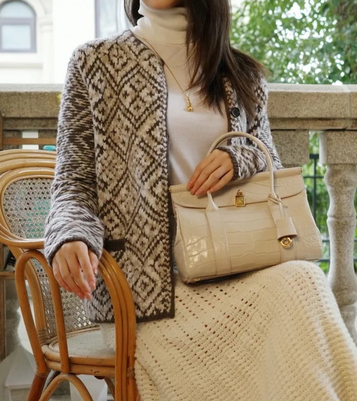 Кардиган женский в стиле Loro Piana с жаккардовым узором бежево-коричневого цвета