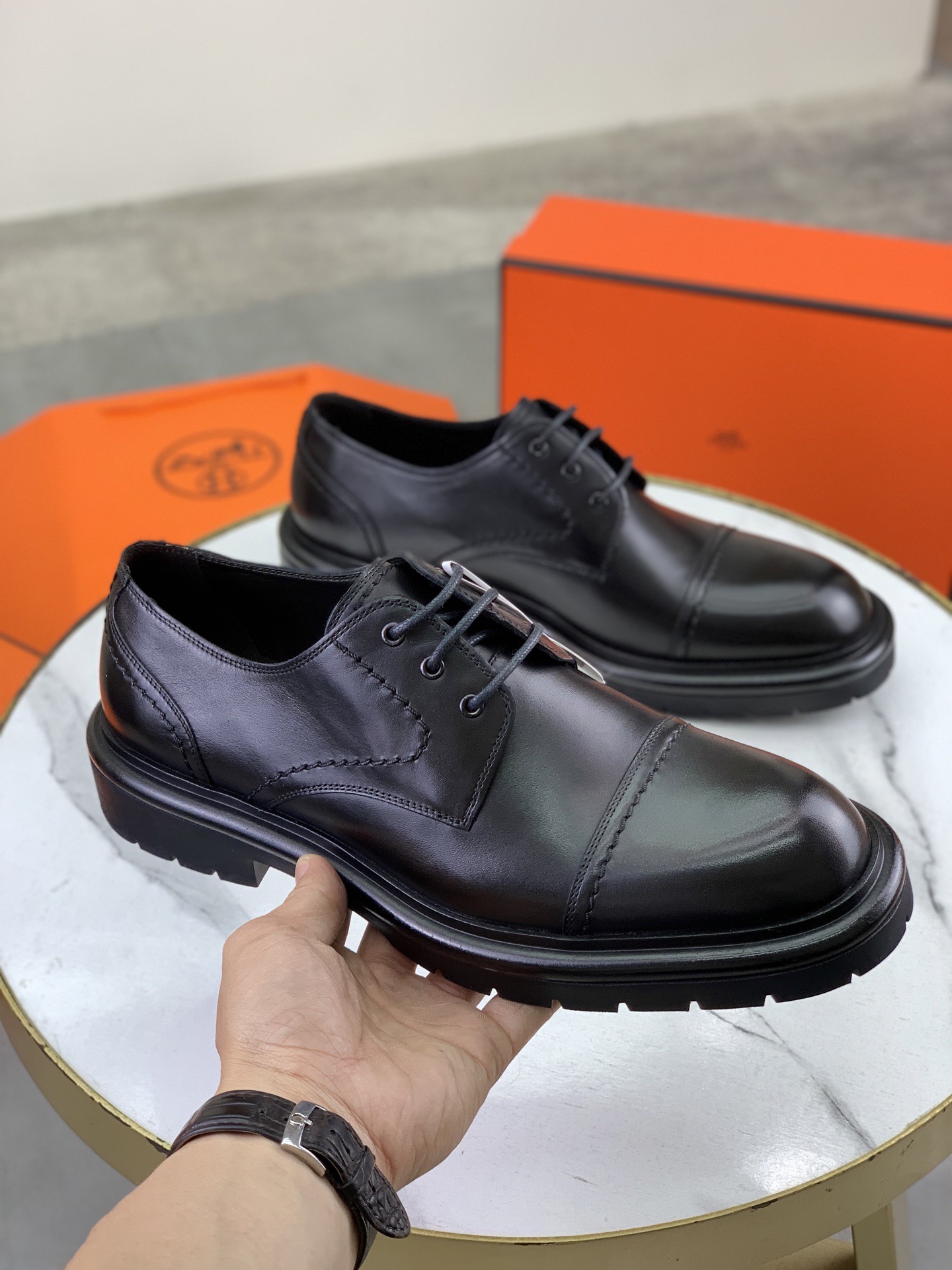 Дерби мужские в стиле Hermes из натуральной кожи черного цвета